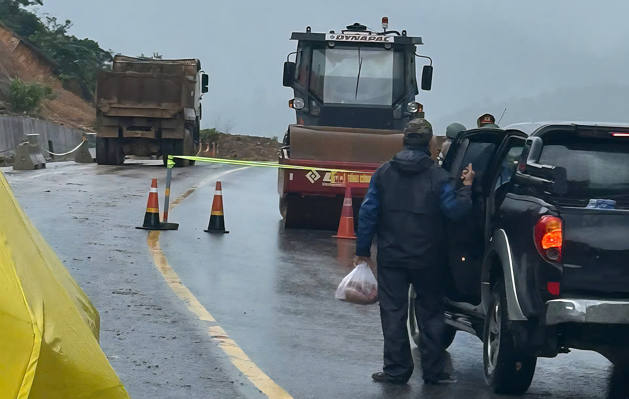 Mưa lớn liên tục, cao tốc La Sơn - Hòa Liên xuất hiện nhiều điểm sạt lở- Ảnh 7. Mưa lớn liên tục, cao tốc La Sơn - Hòa Liên xuất hiện nhiều điểm sạt lở- Ảnh 7.