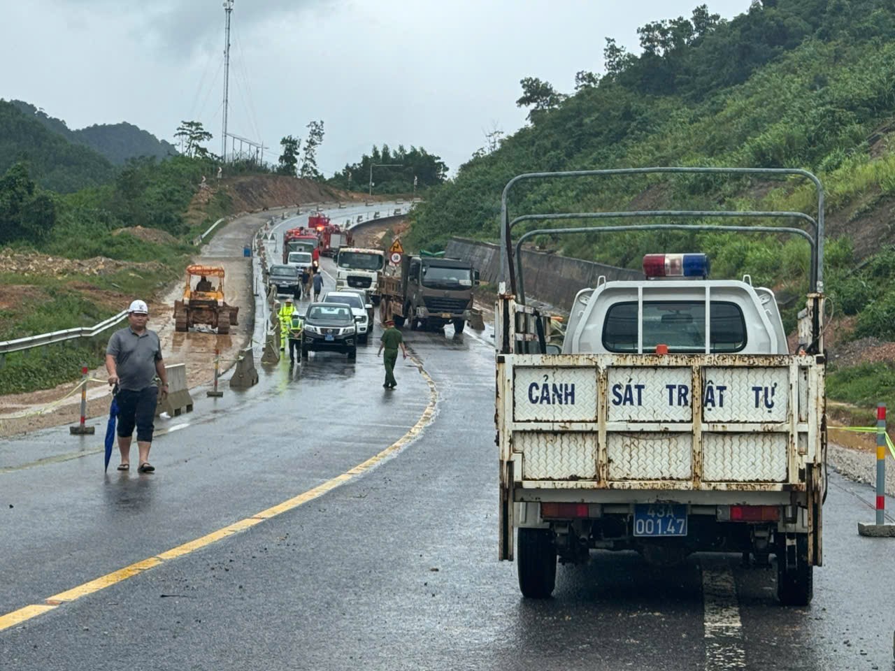 Mưa lớn liên tục, cao tốc La Sơn - Hòa Liên xuất hiện nhiều điểm sạt lở- Ảnh 8. Mưa lớn liên tục, cao tốc La Sơn - Hòa Liên xuất hiện nhiều điểm sạt lở- Ảnh 8.