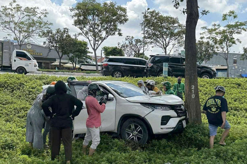 Người dân giải cứu tài xế để đưa đi cấp cứu.