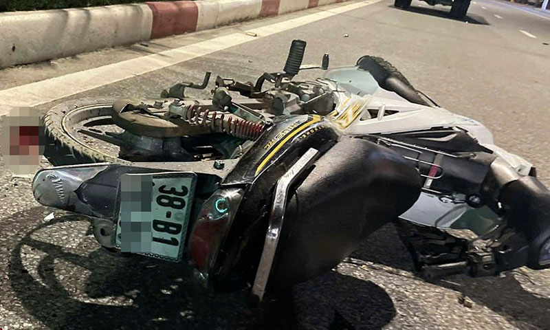 Chiếc xe máy tại hiện trường vụ tai nạn - Ảnh: Báo Hà Tĩnh.