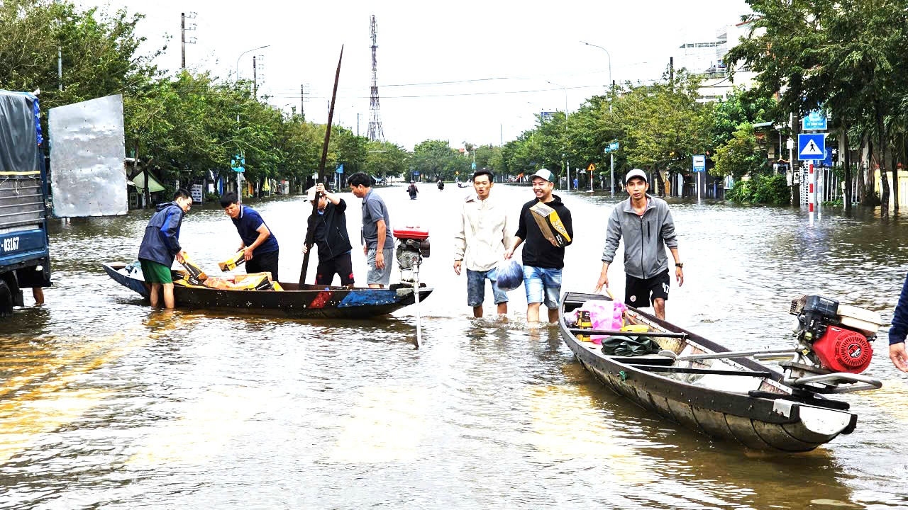 Huế: Đường phố biến thành sông, giao thông tê liệt- Ảnh 1. Huế: Đường phố biến thành sông, giao thông tê liệt- Ảnh 1.