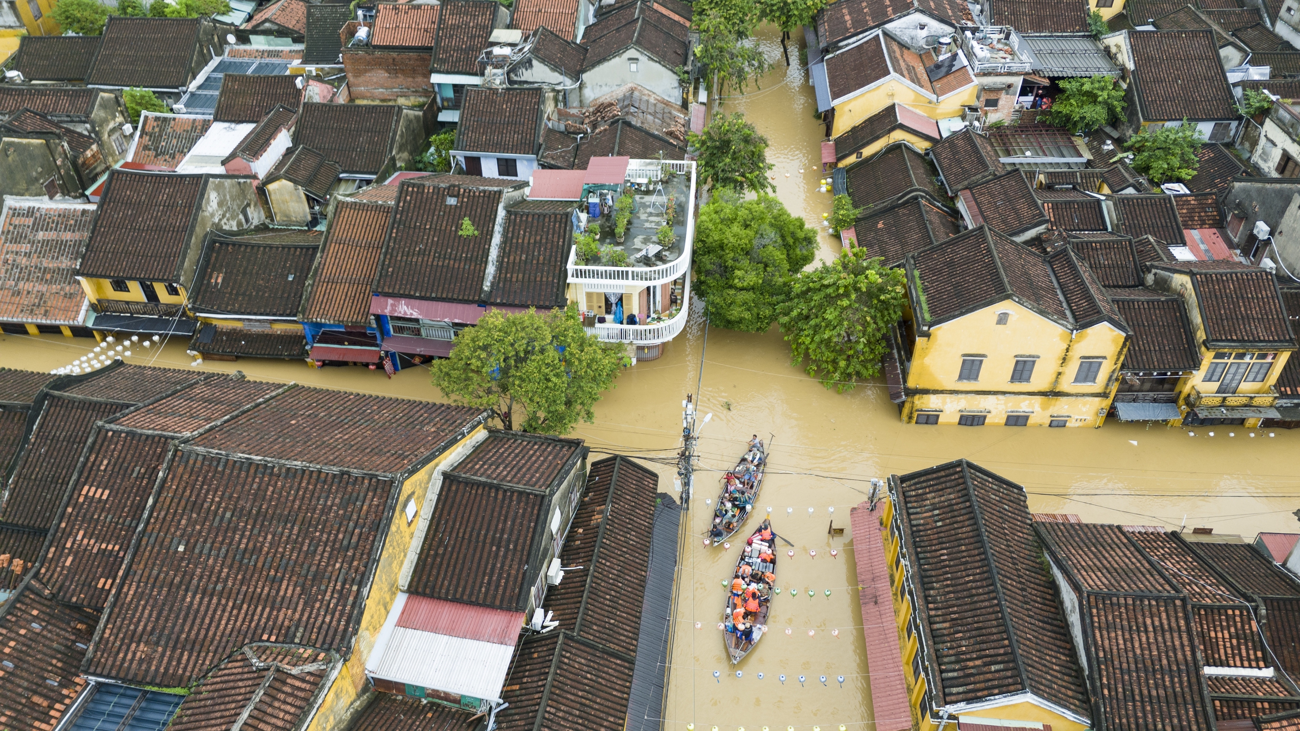 Toàn cảnh phố cổ Hội An ngập sâu trong nước qua góc chụp flycam- Ảnh 2. Toàn cảnh phố cổ Hội An ngập sâu trong nước qua góc chụp flycam- Ảnh 2.