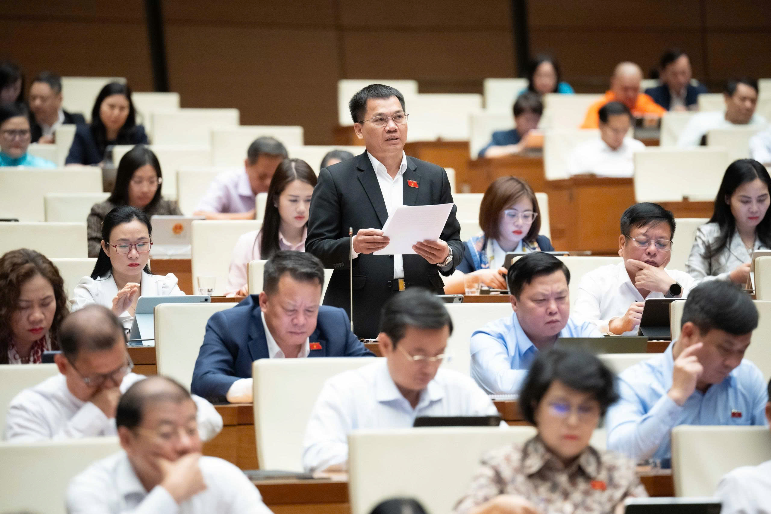 Đề nghị tăng cường quản lý, xử lý rác thải điện tử, pin mặt trời- Ảnh 2.