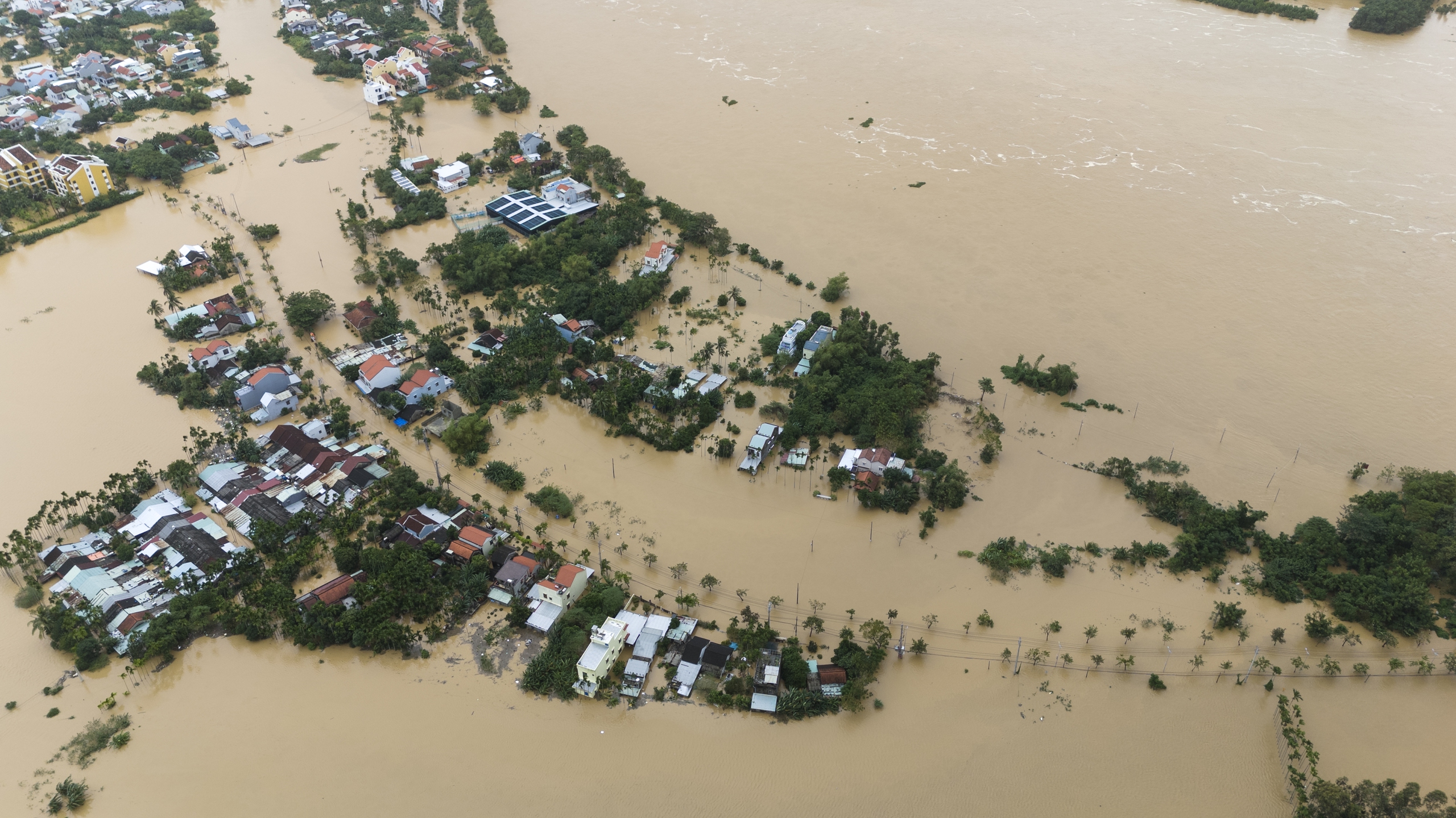 Toàn cảnh phố cổ Hội An ngập sâu trong nước qua góc chụp flycam- Ảnh 3. Toàn cảnh phố cổ Hội An ngập sâu trong nước qua góc chụp flycam- Ảnh 3.