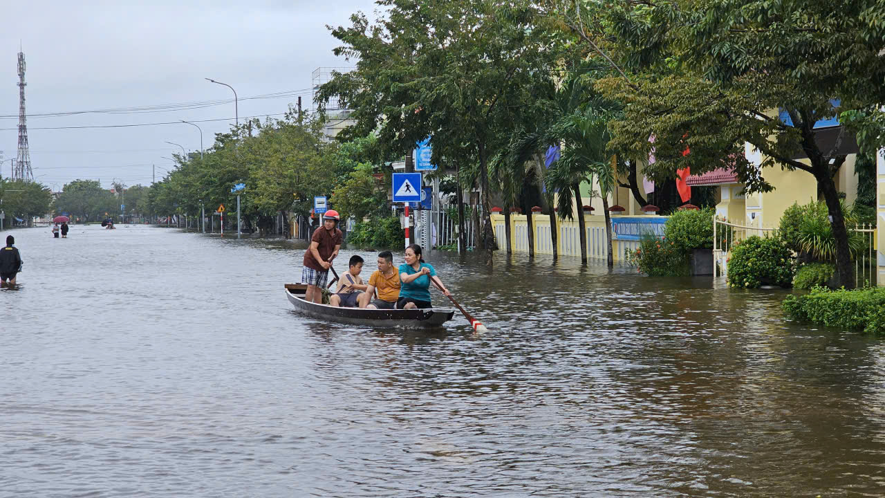 Huế: Đường phố biến thành sông, giao thông tê liệt- Ảnh 2. Huế: Đường phố biến thành sông, giao thông tê liệt- Ảnh 2.