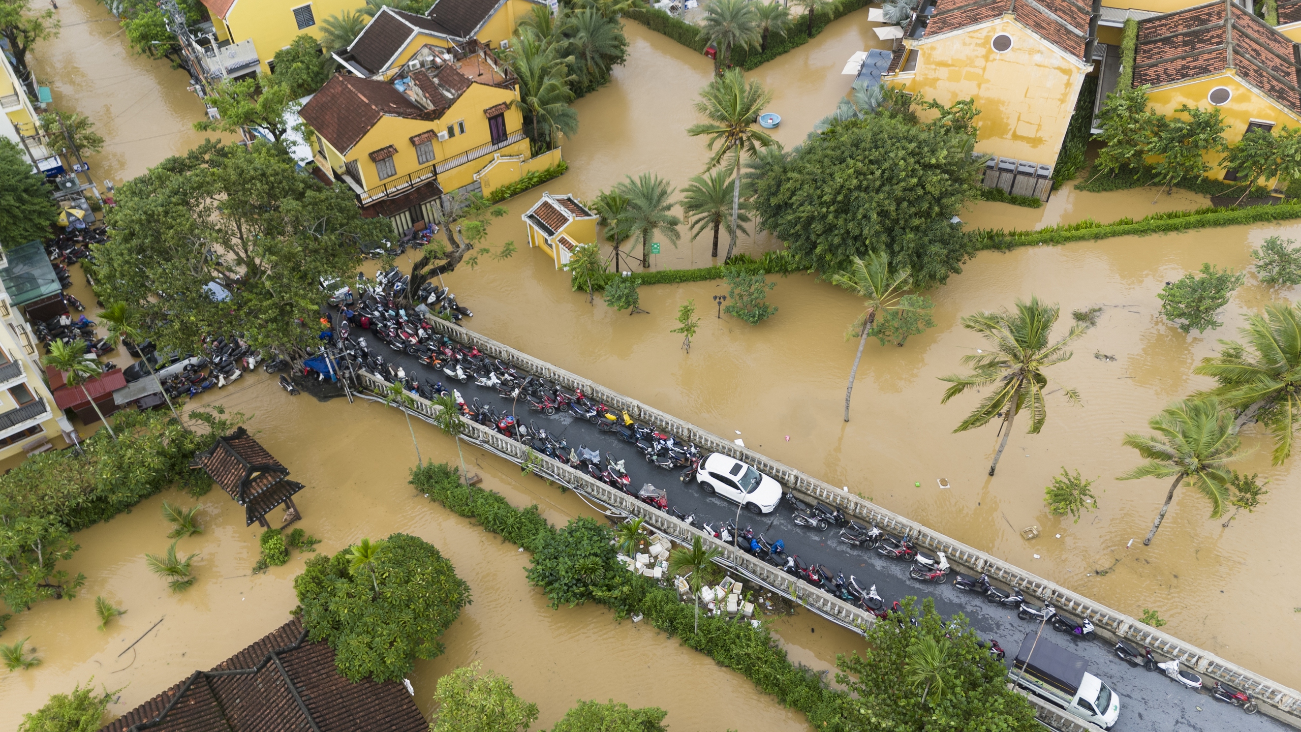 Toàn cảnh phố cổ Hội An ngập sâu trong nước qua góc chụp flycam- Ảnh 5. Toàn cảnh phố cổ Hội An ngập sâu trong nước qua góc chụp flycam- Ảnh 5.