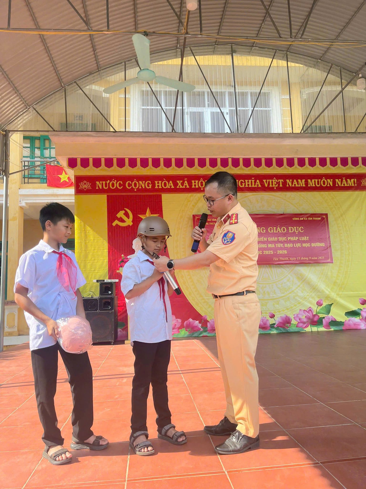 Tuyên Quang: Tập trung tuyên truyền ATGT, chú trọng ngăn ngừa vi phạm ở lứa tuổi học sinh- Ảnh 2. Tuyên Quang: Tập trung tuyên truyền ATGT, chú trọng ngăn ngừa vi phạm ở lứa tuổi học sinh- Ảnh 2.