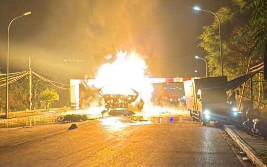 Thông tin mới vụ xe bồn nổ như bom tại Hưng Yên- Ảnh 2. Hưng Yên: Xe bồn nổ như bom sau khi mắc kẹt vào barie