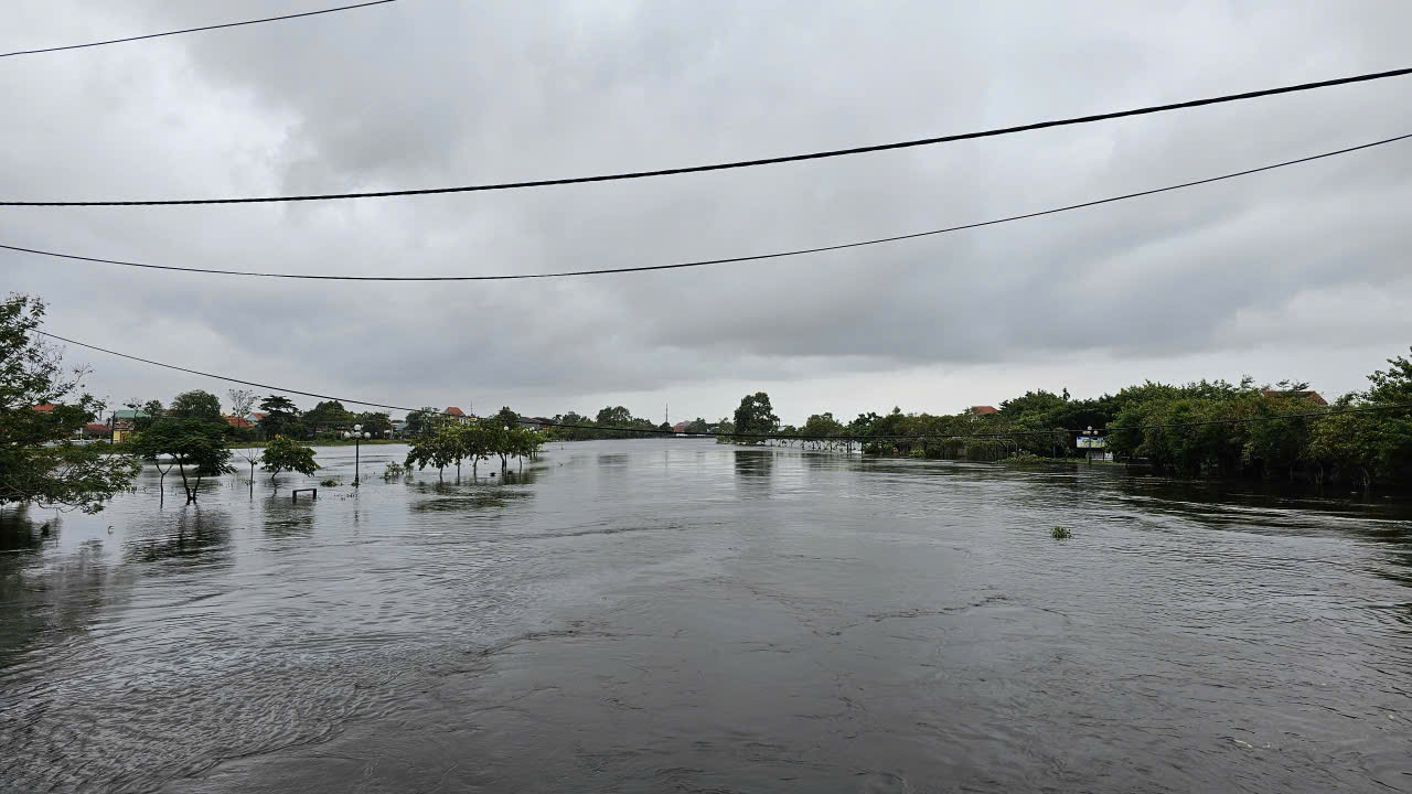 Huế: Đường phố biến thành sông, giao thông tê liệt- Ảnh 3. Huế: Đường phố biến thành sông, giao thông tê liệt- Ảnh 3.