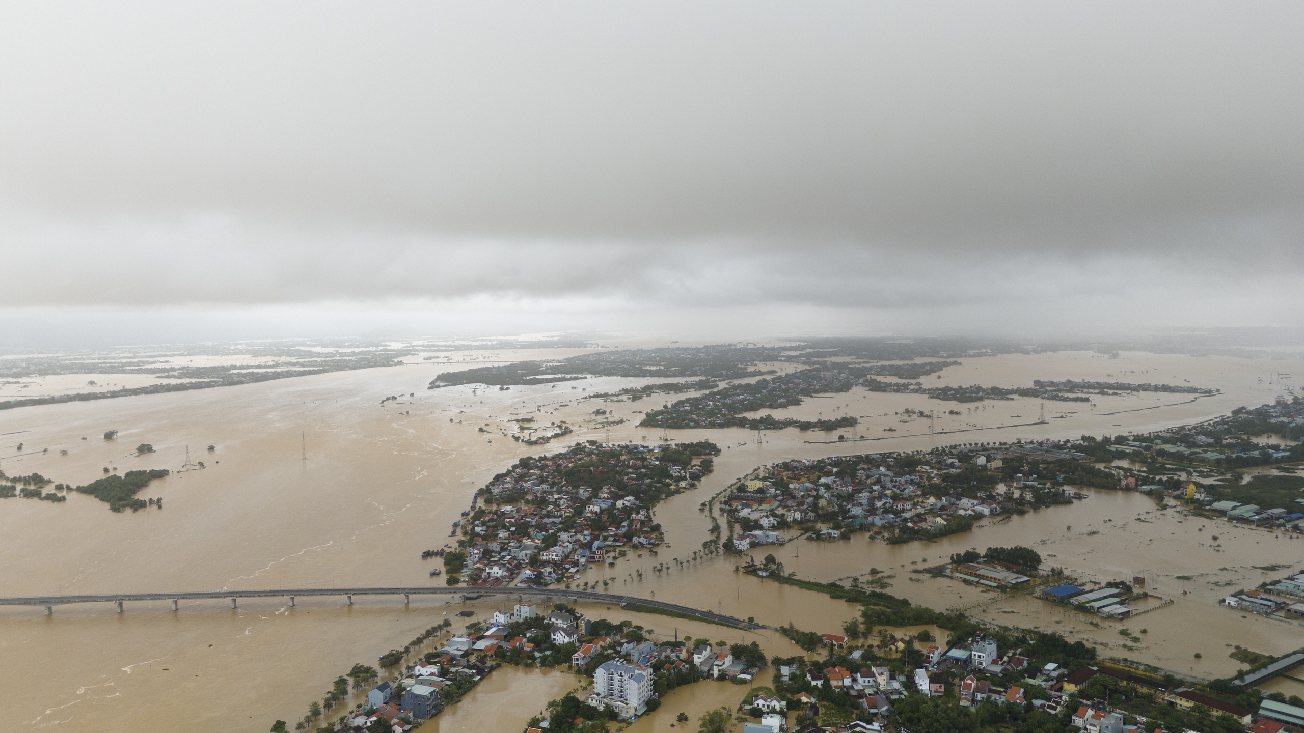 Toàn cảnh phố cổ Hội An ngập sâu trong nước qua góc chụp flycam- Ảnh 6. Toàn cảnh phố cổ Hội An ngập sâu trong nước qua góc chụp flycam- Ảnh 6.