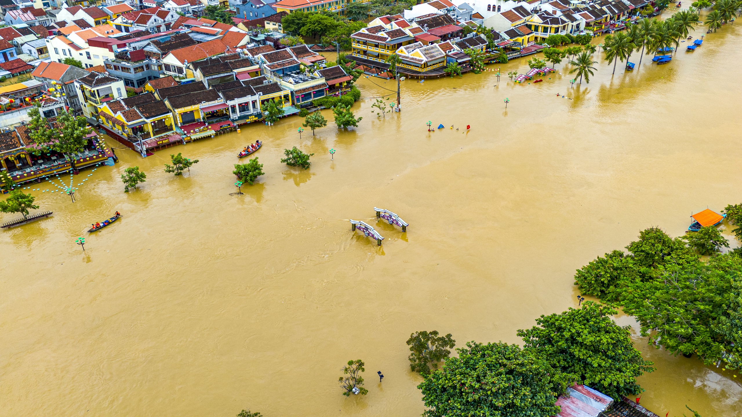 Toàn cảnh phố cổ Hội An ngập sâu trong nước qua góc chụp flycam- Ảnh 7. Toàn cảnh phố cổ Hội An ngập sâu trong nước qua góc chụp flycam- Ảnh 7.