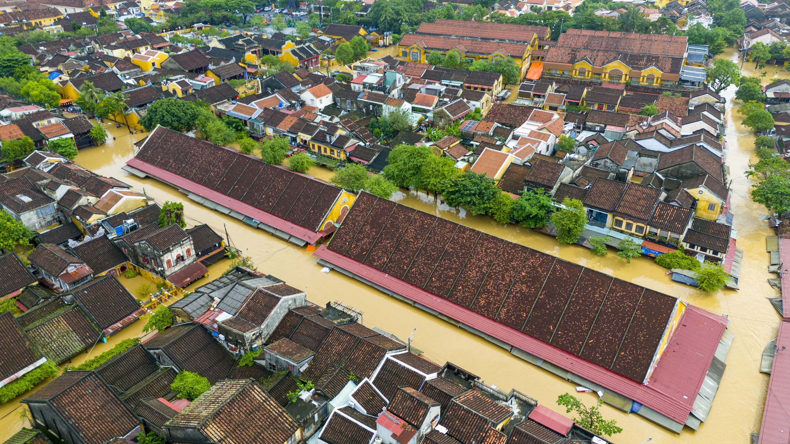 Toàn cảnh phố cổ Hội An ngập sâu trong nước qua góc chụp flycam- Ảnh 8. Toàn cảnh phố cổ Hội An ngập sâu trong nước qua góc chụp flycam- Ảnh 8.