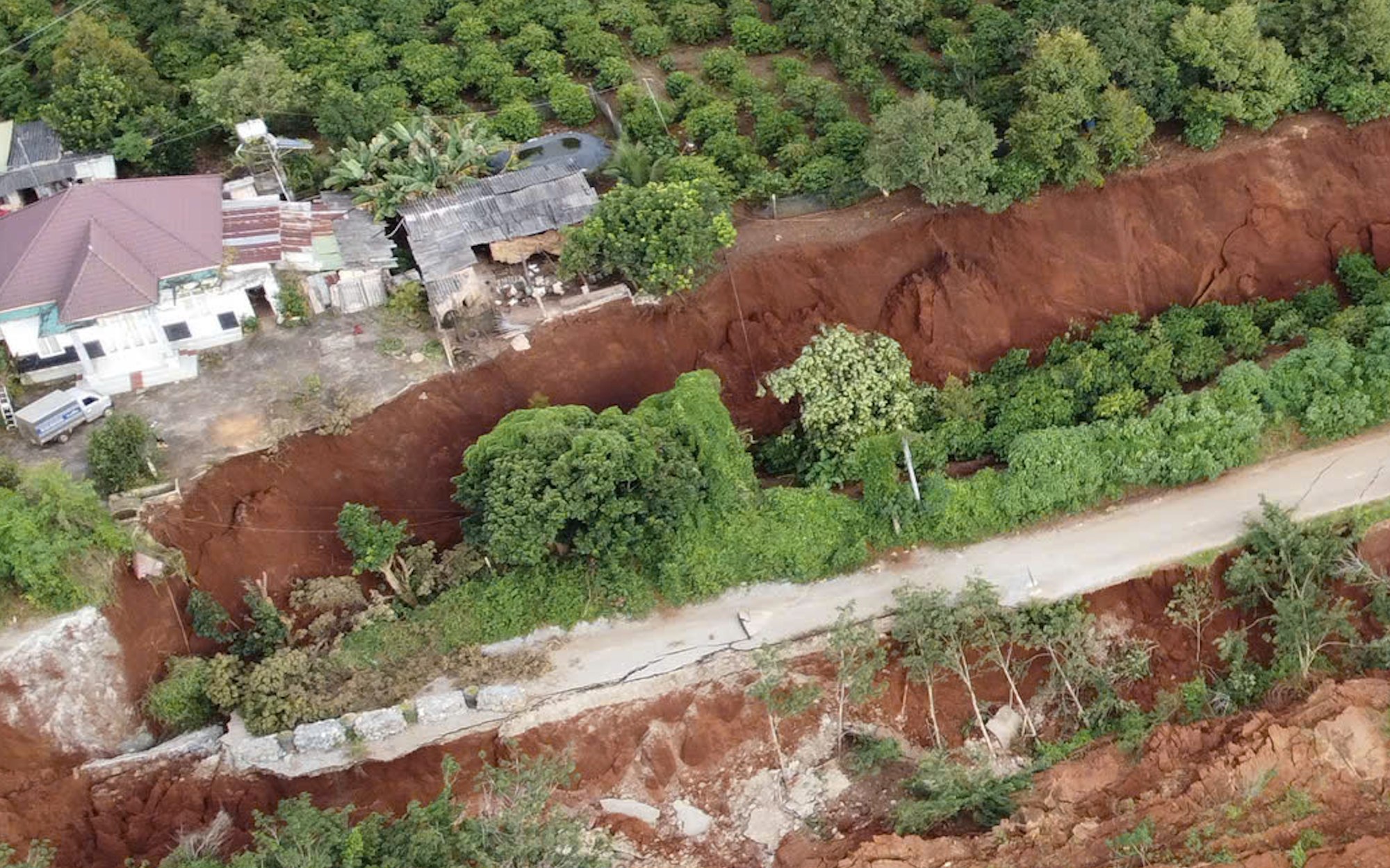 Gia Lai khẩn trương di dời hàng chục hộ dân khỏi vùng có nguy cơ sạt lở- Ảnh 4. Vụ lở đất ở Gia Lai: Do 'tai biến địa chất', tiếp tục lan rộng