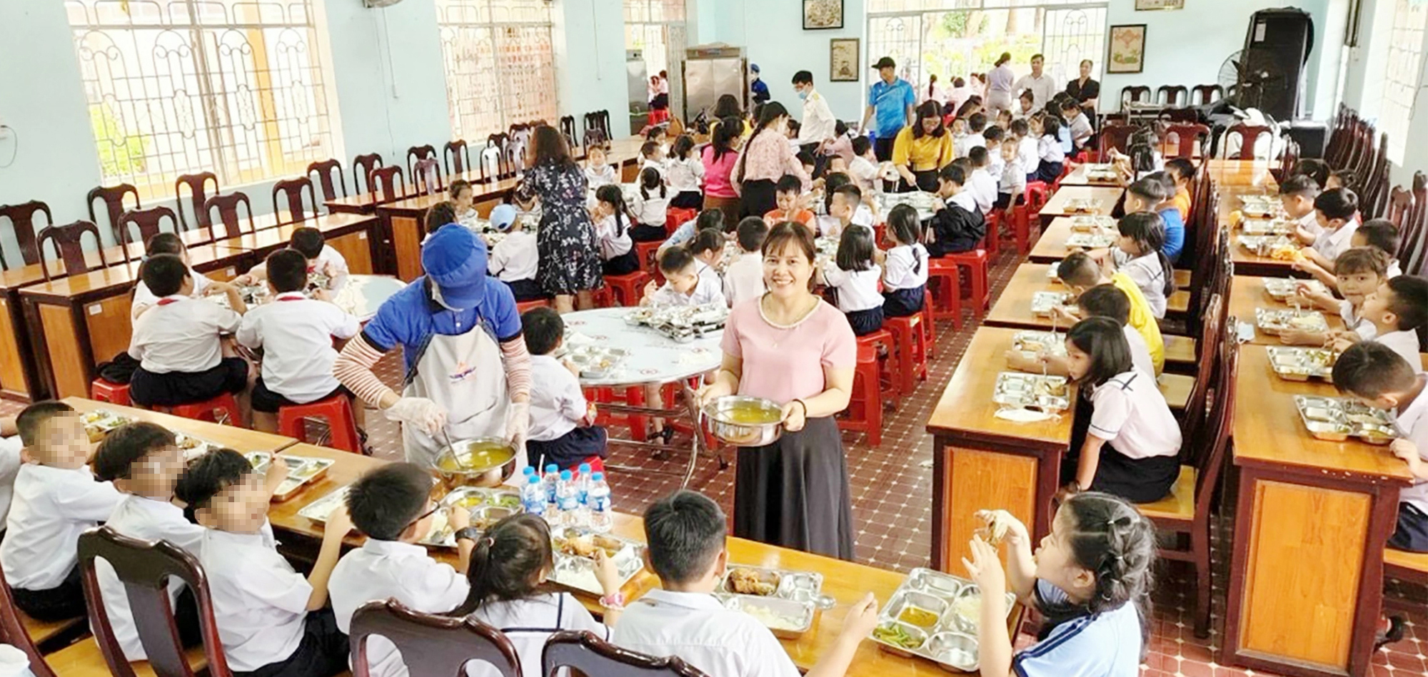 Dẹp nỗi lo bữa ăn bán trú- Ảnh 1. Dẹp nỗi lo bữa ăn bán trú- Ảnh 1.