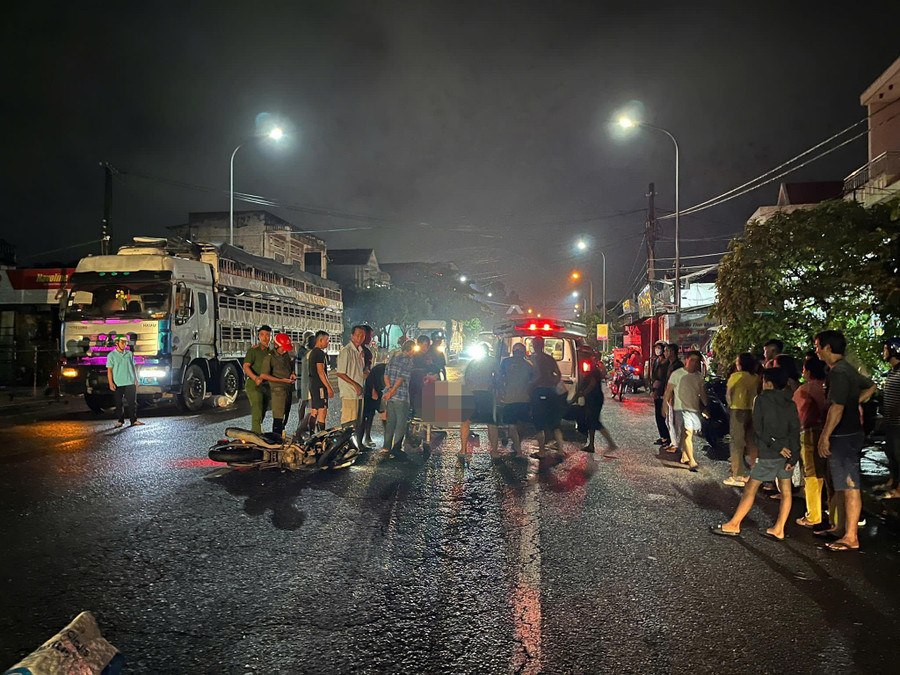 Gia Lai: Xe máy va chạm xe tải đỗ bên đường, một người tử vong- Ảnh 1. Gia Lai: Xe máy va chạm xe tải đỗ bên đường, một người tử vong- Ảnh 1.