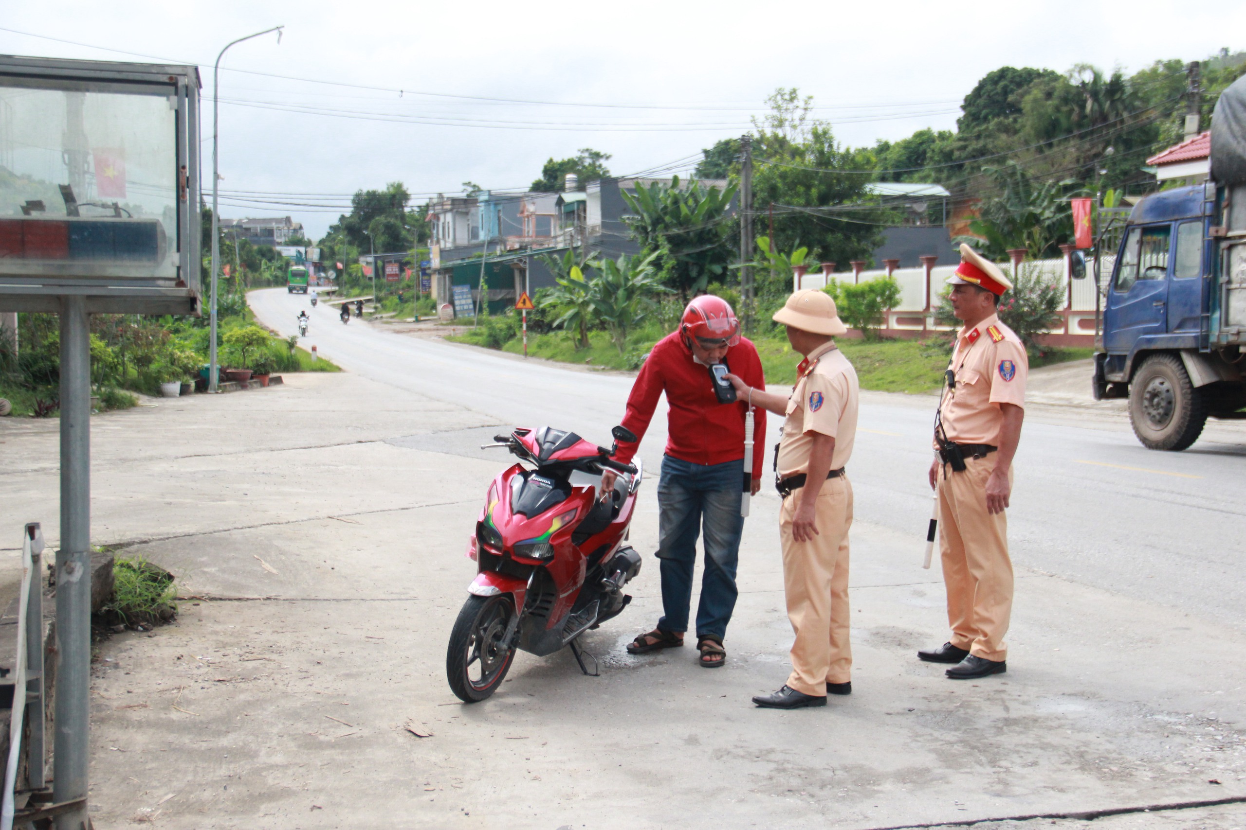 Tuyên Quang: Tập trung tuyên truyền ATGT, chú trọng ngăn ngừa vi phạm ở lứa tuổi học sinh- Ảnh 5. Tuyên Quang: Tập trung tuyên truyền ATGT, chú trọng ngăn ngừa vi phạm ở lứa tuổi học sinh- Ảnh 5.