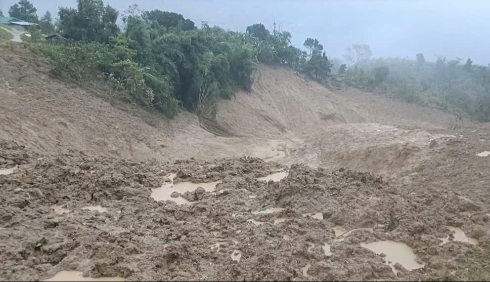 Núi nổ vang rền và lũ bùn kéo dài 3km ở vùng miền núi Quảng Ngãi- Ảnh 3. Núi nổ vang rền và lũ bùn kéo dài 3km ở vùng miền núi Quảng Ngãi- Ảnh 3.