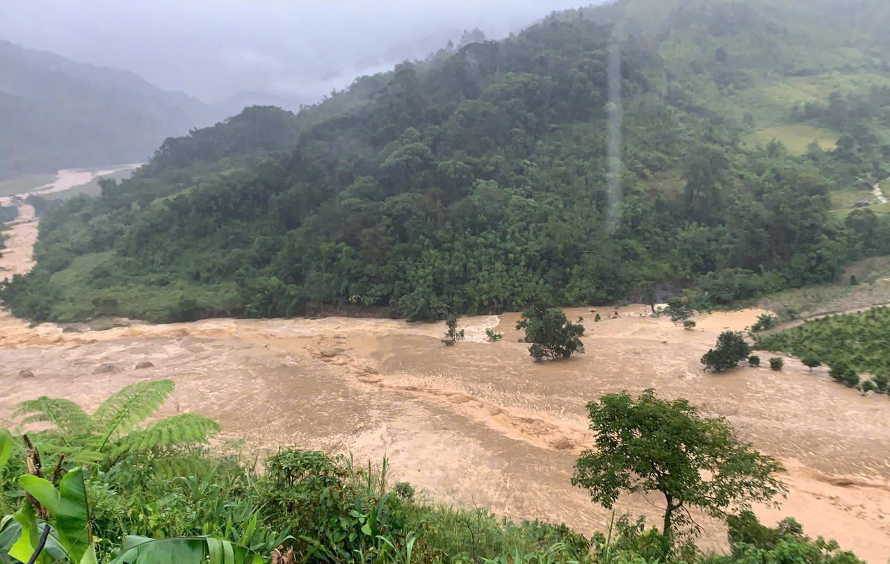 Núi nổ vang rền và lũ bùn kéo dài 3km ở vùng miền núi Quảng Ngãi- Ảnh 5. Núi nổ vang rền và lũ bùn kéo dài 3km ở vùng miền núi Quảng Ngãi- Ảnh 5.