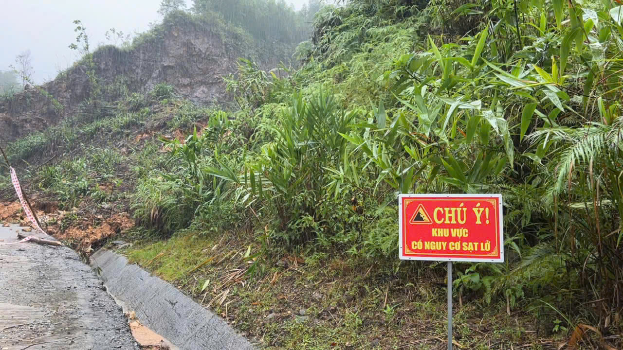 Núi nổ vang rền và lũ bùn kéo dài 3km ở vùng miền núi Quảng Ngãi- Ảnh 11. Núi nổ vang rền và lũ bùn kéo dài 3km ở vùng miền núi Quảng Ngãi- Ảnh 11.