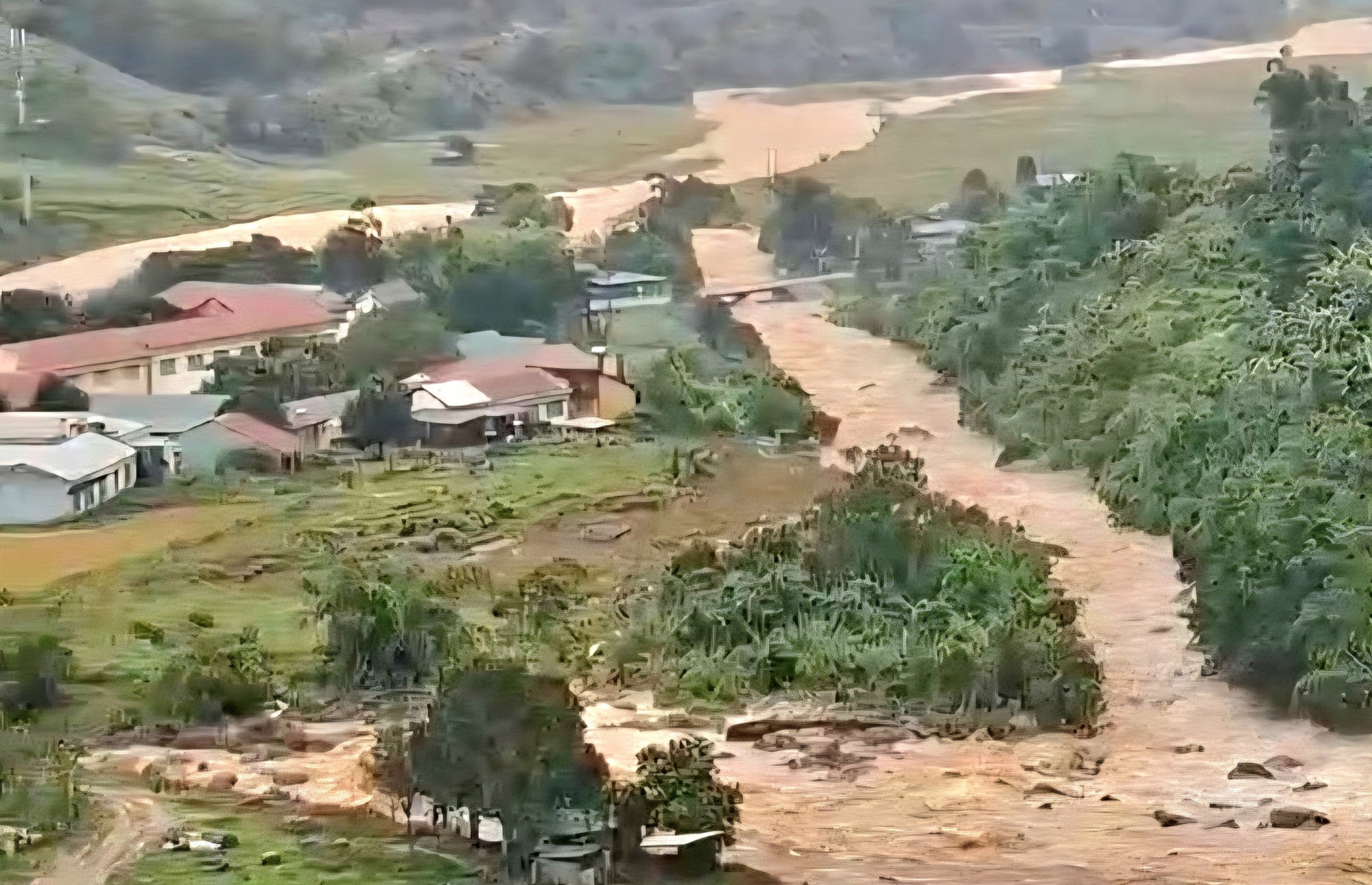 Núi nổ vang rền và lũ bùn kéo dài 3km ở vùng miền núi Quảng Ngãi- Ảnh 7. Núi nổ vang rền và lũ bùn kéo dài 3km ở vùng miền núi Quảng Ngãi- Ảnh 7.