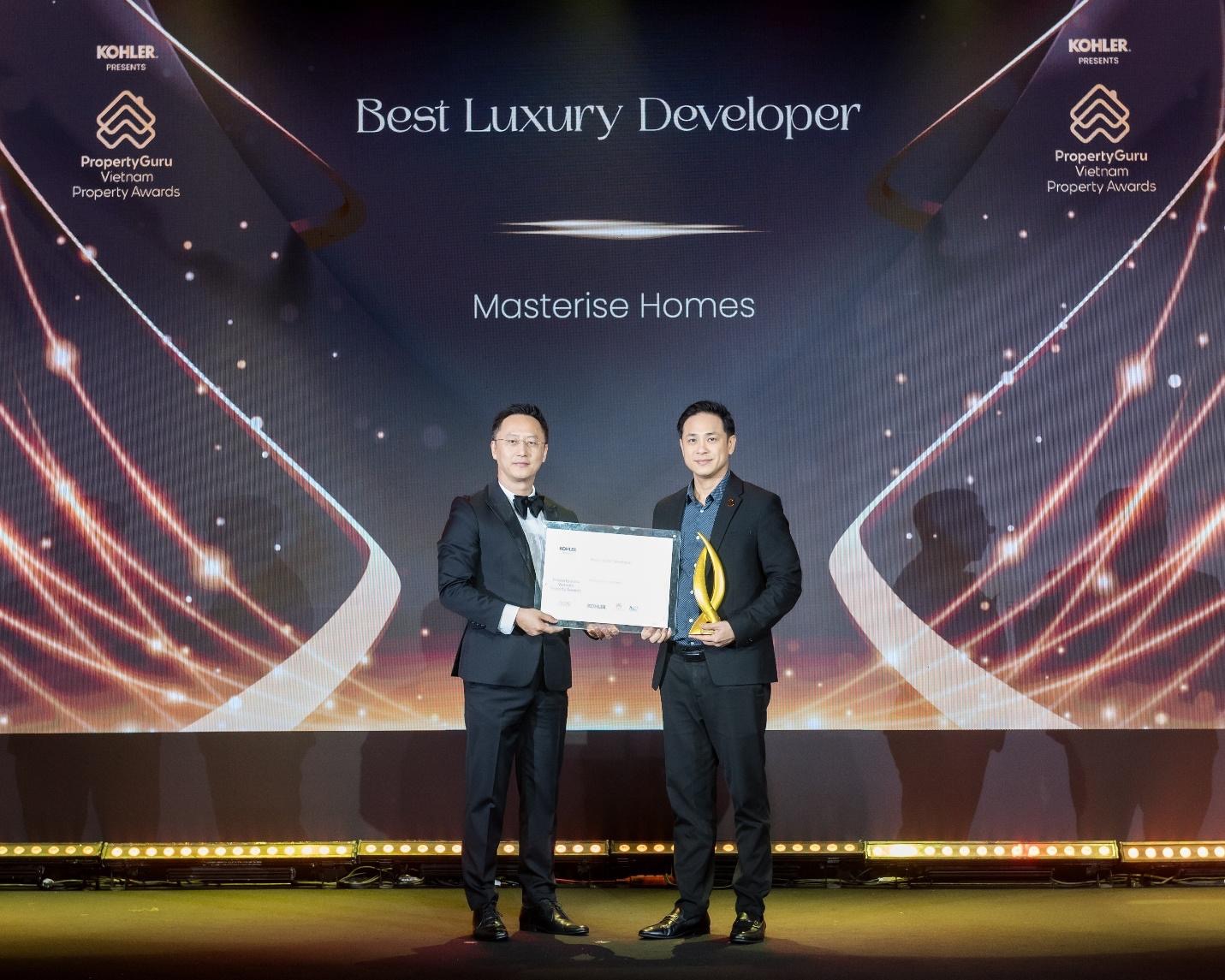 Masterise Homes đạt "Best Luxury Developer" tại PropertyGuru Vietnam Property Awards 2025- Ảnh 1. Two men holding a certificate AI-generated content may be incorrect.