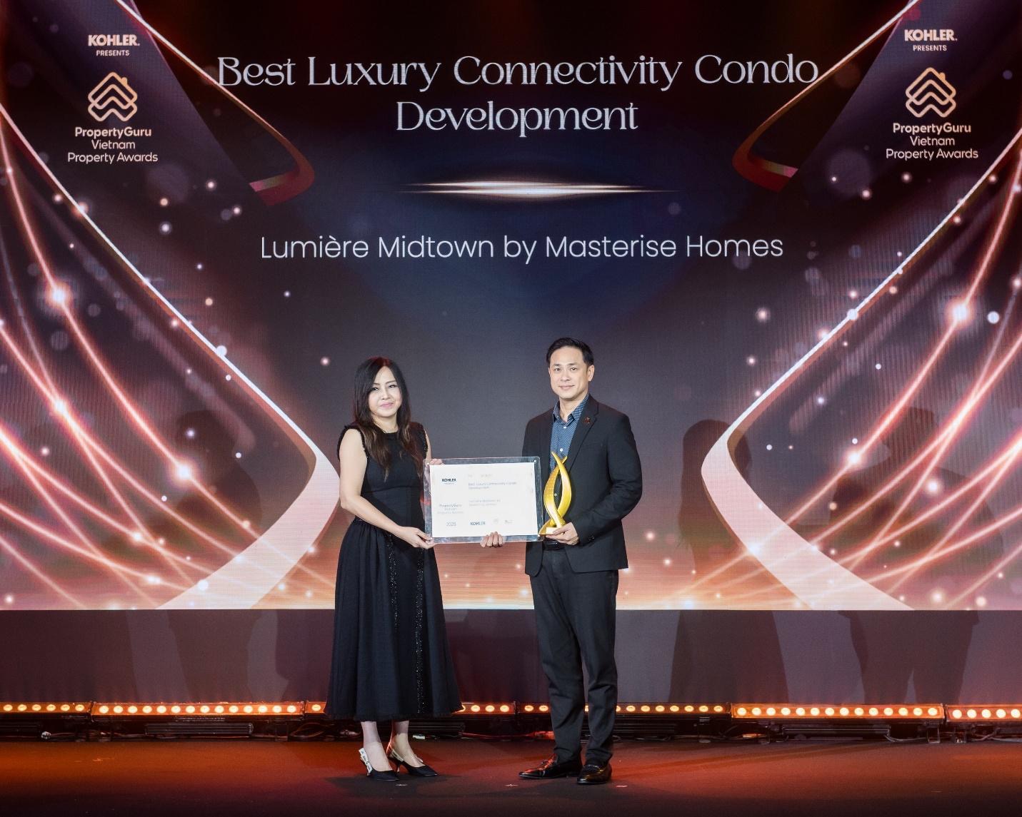 Masterise Homes đạt "Best Luxury Developer" tại PropertyGuru Vietnam Property Awards 2025- Ảnh 3. A person and person holding a plaque AI-generated content may be incorrect.