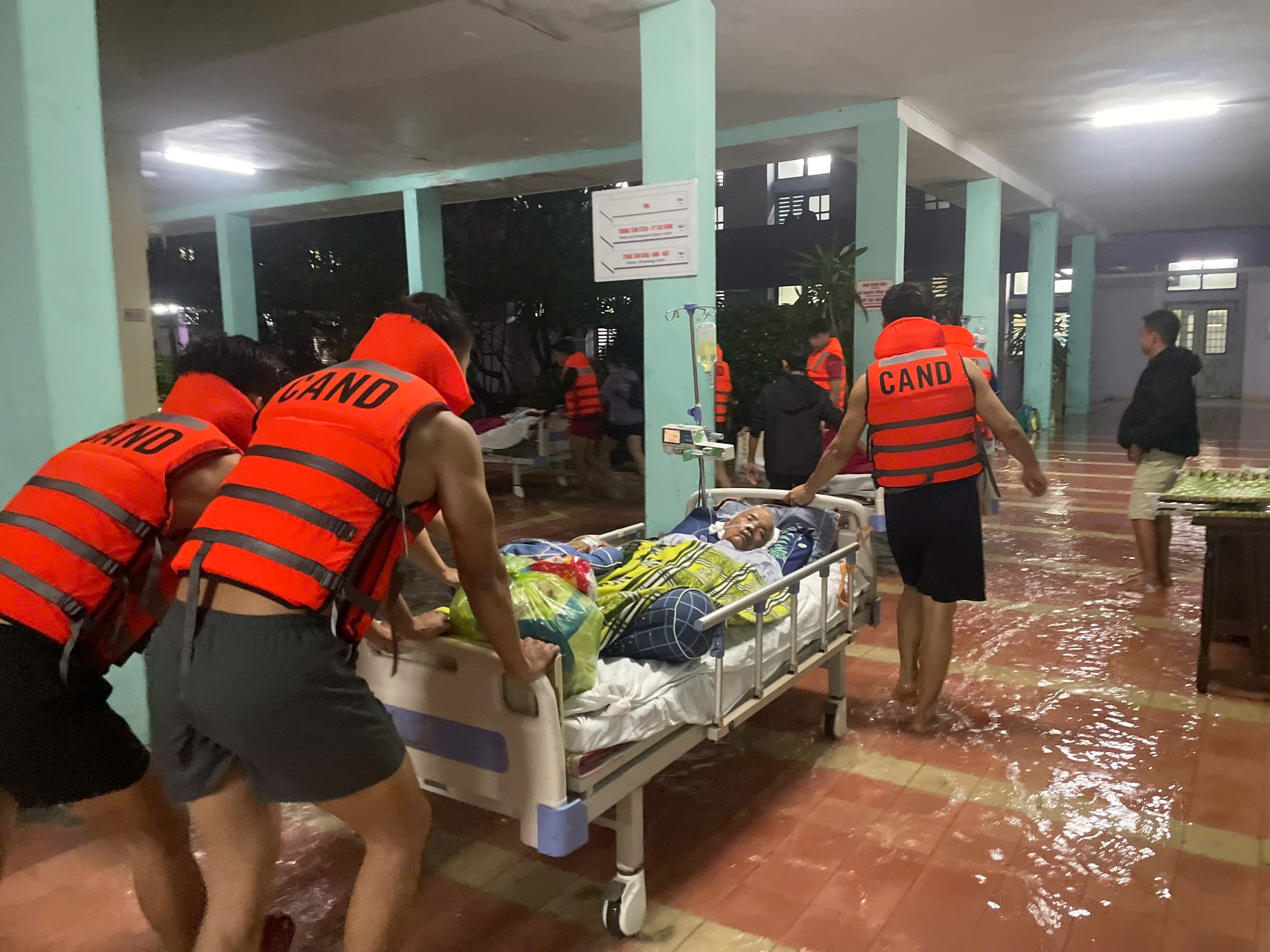 Huế: Đường phố biến thành sông, giao thông tê liệt- Ảnh 5. Huế: Đường phố biến thành sông, giao thông tê liệt- Ảnh 5.