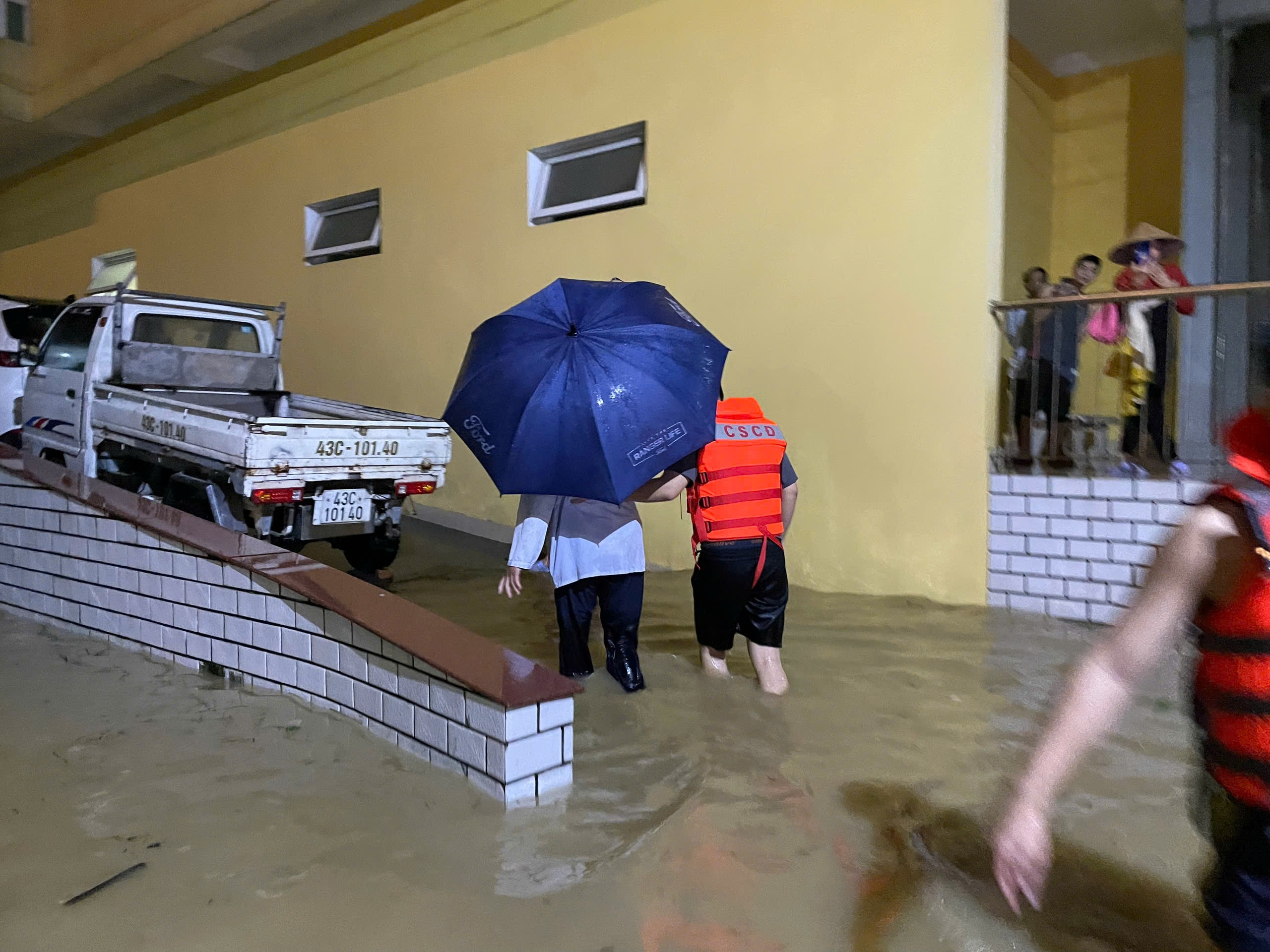 Huế: Đường phố biến thành sông, giao thông tê liệt- Ảnh 4. Huế: Đường phố biến thành sông, giao thông tê liệt- Ảnh 4.