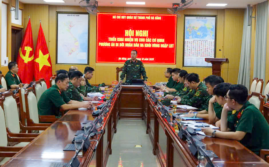 Đà Nẵng: Huy động 6.300 chiến sĩ sơ tán 4.200 hộ; hai ngôi nhà đổ sập do đồi sạt lở- Ảnh 2. Đà Nẵng: Huy động 6.300 chiến sĩ sơ tán 4.200 hộ; hai ngôi nhà đổ sập do đồi sạt lở- Ảnh 2.