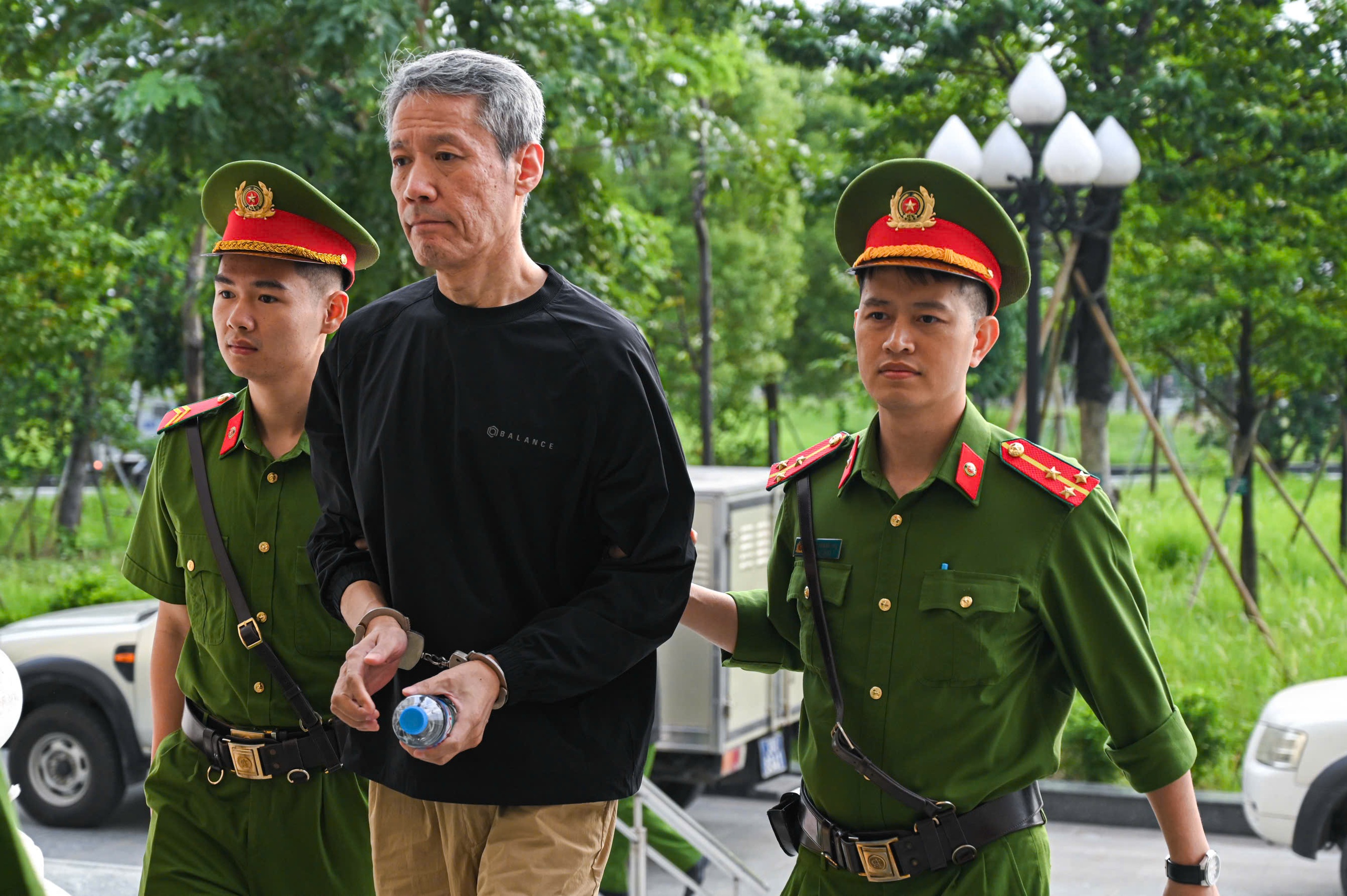 Dẫn giải c&aacute;c bị c&aacute;o ra t&ograve;a vụ đ&aacute;nh bạc 106 triệu USD tại kh&aacute;ch sạn 5 sao ở H&agrave; Nội- Ảnh 6.