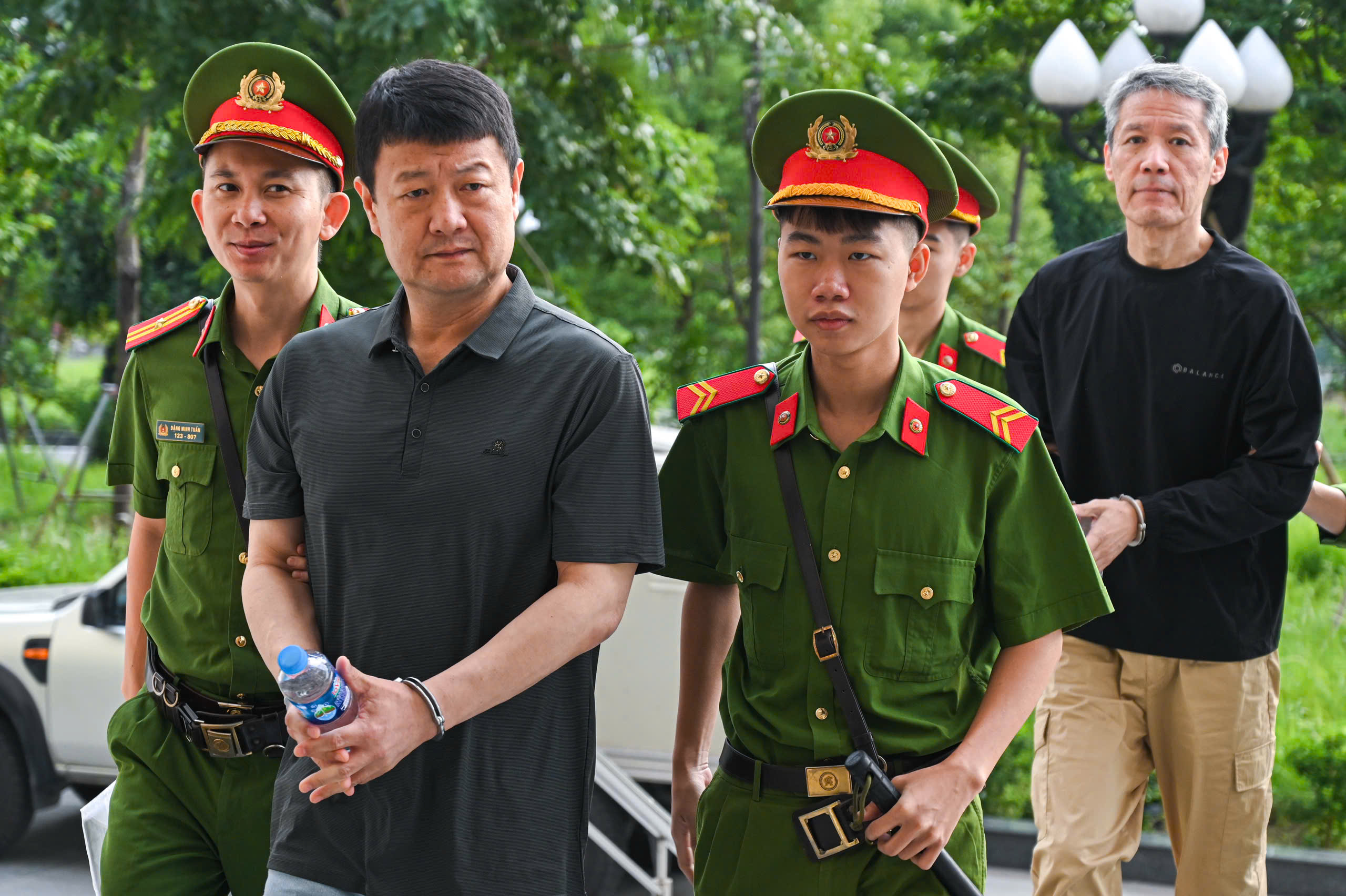 Dẫn giải các bị cáo ra tòa vụ đánh bạc 106 triệu USD tại khách sạn 5 sao ở Hà Nội- Ảnh 3. Dẫn giải các bị cáo ra tòa vụ đánh bạc 106 triệu USD tại khách sạn 5 sao ở Hà Nội- Ảnh 3.