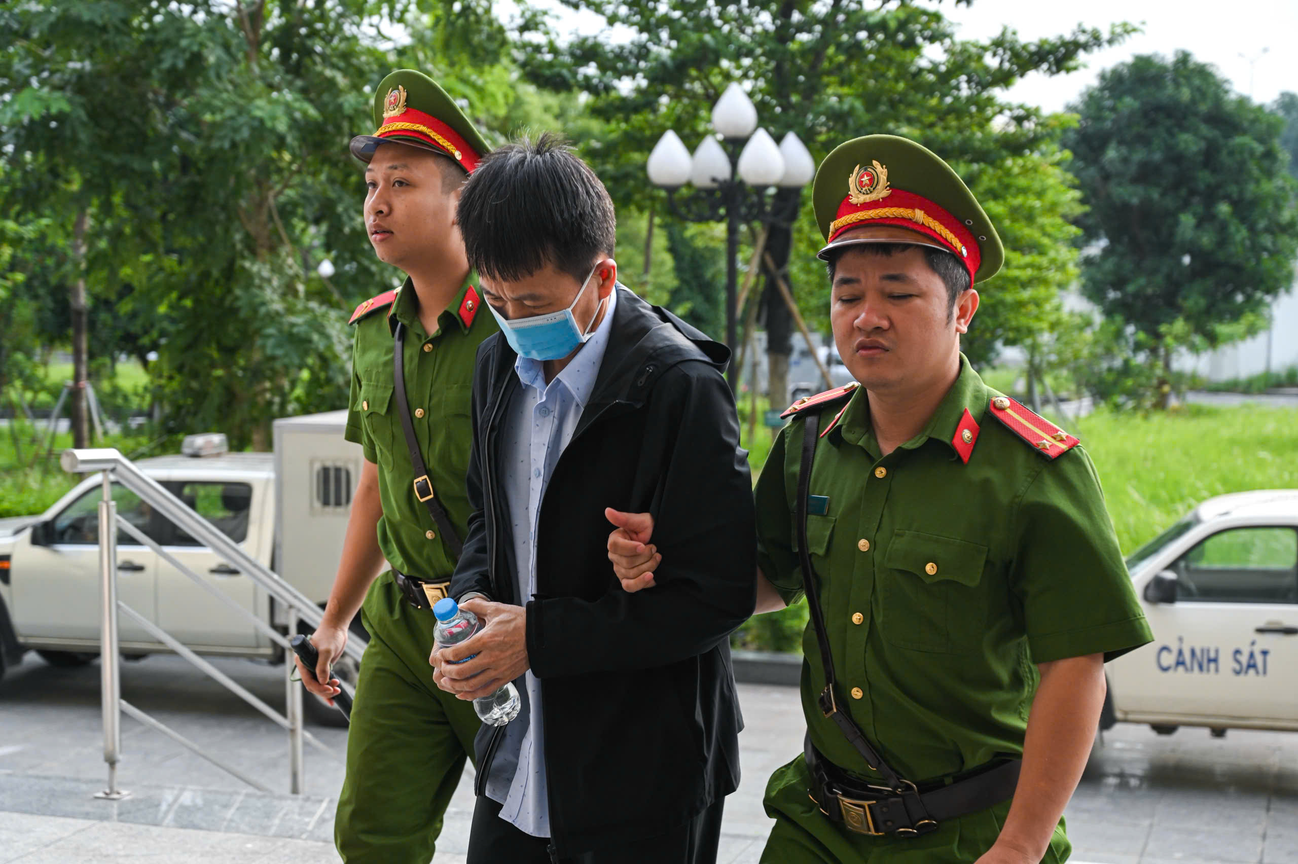 Dẫn giải các bị cáo ra tòa vụ đánh bạc 106 triệu USD tại khách sạn 5 sao ở Hà Nội- Ảnh 5. Dẫn giải các bị cáo ra tòa vụ đánh bạc 106 triệu USD tại khách sạn 5 sao ở Hà Nội- Ảnh 5.