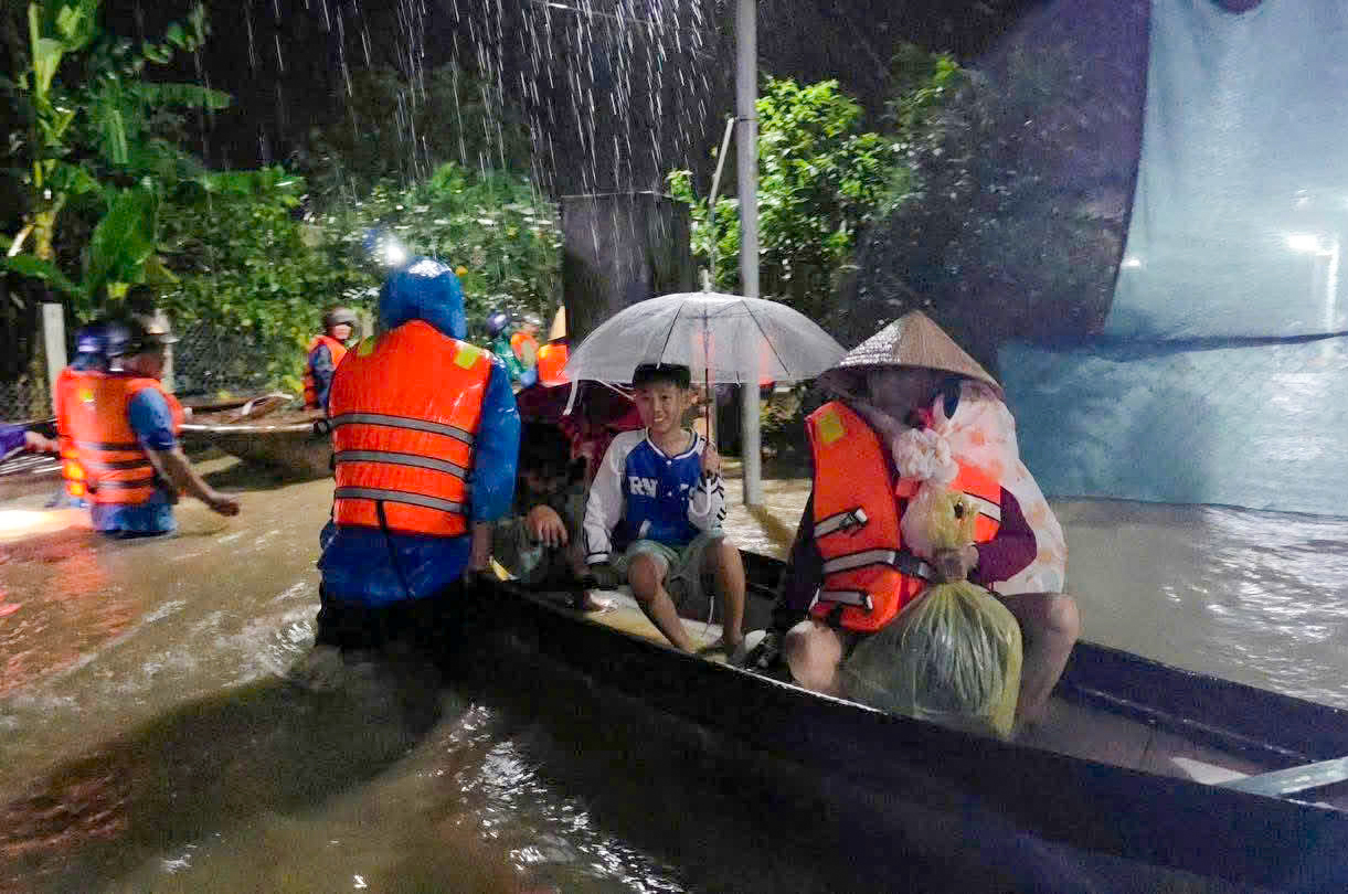 Đà Nẵng: Huy động 6.300 chiến sĩ sơ tán 4.200 hộ; hai ngôi nhà đổ sập do đồi sạt lở- Ảnh 1. Đà Nẵng: Huy động 6.300 chiến sĩ sơ tán 4.200 hộ; hai ngôi nhà đổ sập do đồi sạt lở- Ảnh 1.
