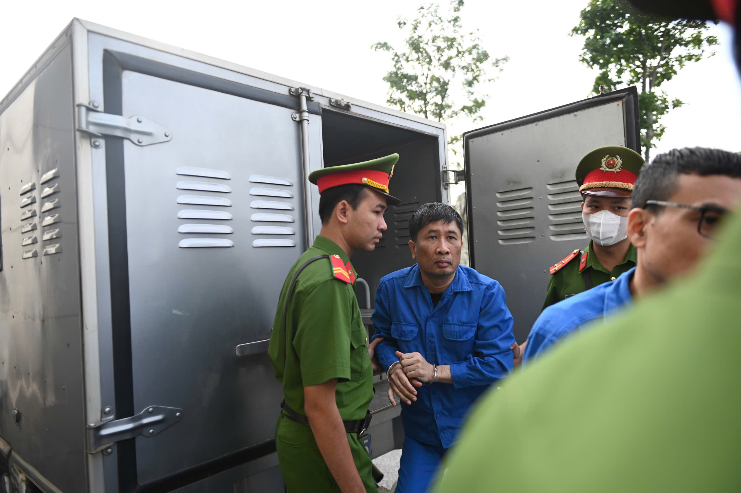 Dẫn giải các bị cáo ra tòa vụ đánh bạc 106 triệu USD tại khách sạn 5 sao ở Hà Nội- Ảnh 7. Dẫn giải các bị cáo ra tòa vụ đánh bạc 106 triệu USD tại khách sạn 5 sao ở Hà Nội- Ảnh 7.