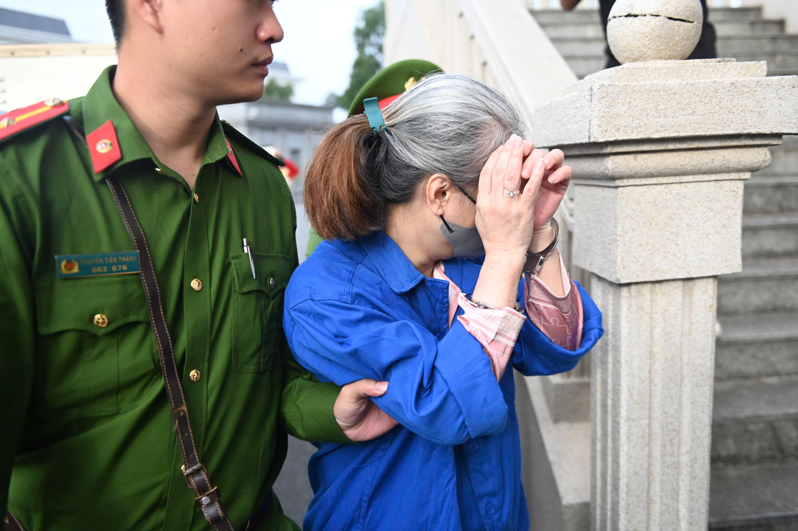 Dẫn giải các bị cáo ra tòa vụ đánh bạc 106 triệu USD tại khách sạn 5 sao ở Hà Nội- Ảnh 2. Dẫn giải các bị cáo ra tòa vụ đánh bạc 106 triệu USD tại khách sạn 5 sao ở Hà Nội- Ảnh 2.