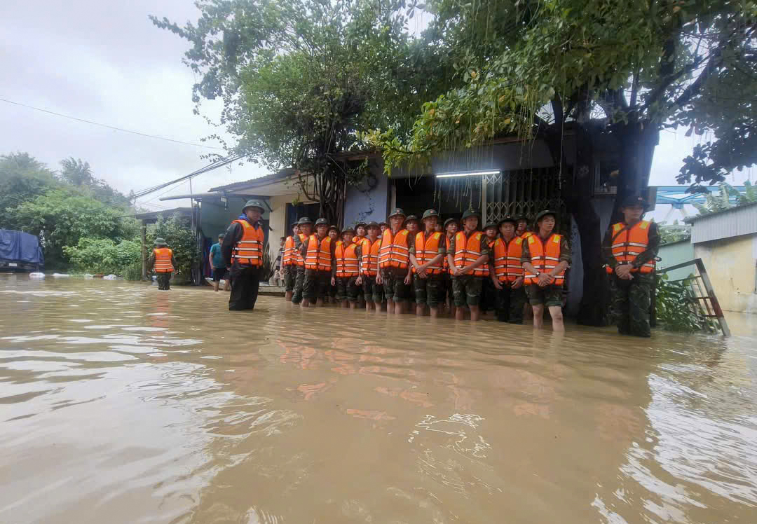 Đà Nẵng: Huy động 6.300 chiến sĩ sơ tán 4.200 hộ; hai ngôi nhà đổ sập do đồi sạt lở- Ảnh 3. Đà Nẵng: Huy động 6.300 chiến sĩ sơ tán 4.200 hộ; hai ngôi nhà đổ sập do đồi sạt lở- Ảnh 3.