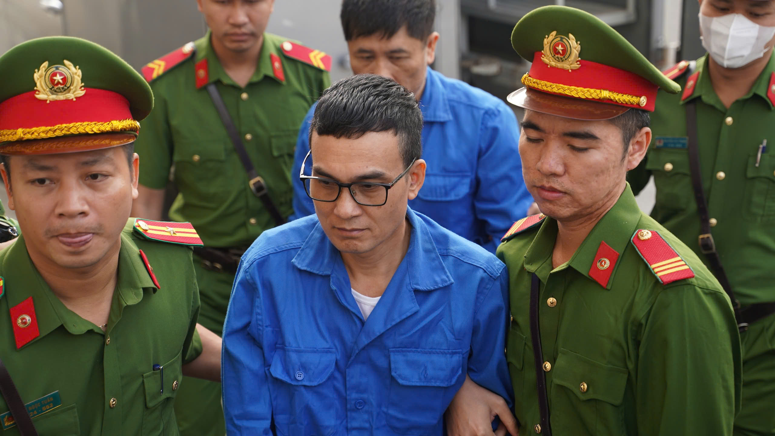 Dẫn giải các bị cáo ra tòa vụ đánh bạc 106 triệu USD tại khách sạn 5 sao ở Hà Nội- Ảnh 1. Dẫn giải các bị cáo ra tòa vụ đánh bạc 106 triệu USD tại khách sạn 5 sao ở Hà Nội- Ảnh 1.