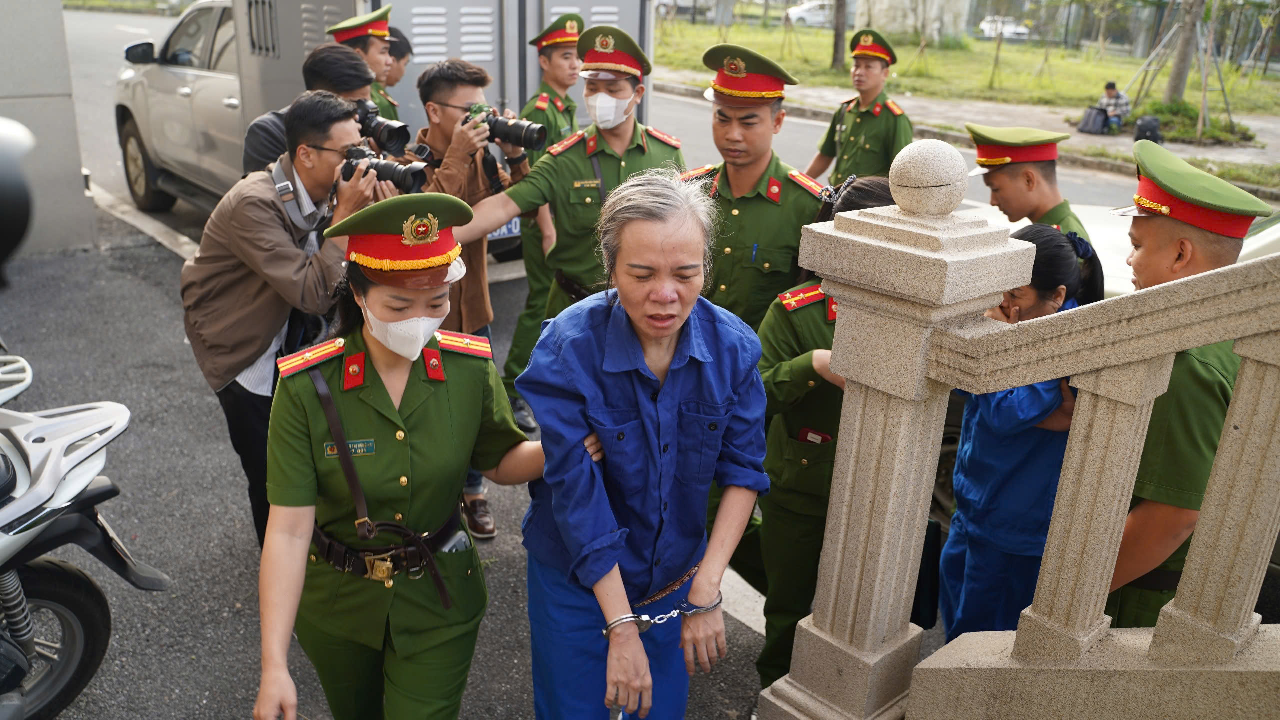 Dẫn giải c&aacute;c bị c&aacute;o ra t&ograve;a vụ đ&aacute;nh bạc 106 triệu USD tại kh&aacute;ch sạn 5 sao ở H&agrave; Nội- Ảnh 4.