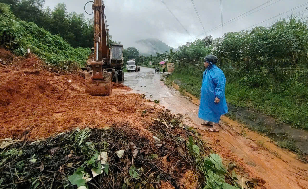 QL1A qua Đà Nẵng ngập sâu, đường Hồ Chí Minh tiếp tục sạt lở- Ảnh 2. QL1A qua Đà Nẵng ngập sâu, đường Hồ Chí Minh tiếp tục sạt lở- Ảnh 2.