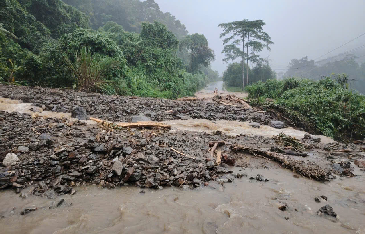QL1A qua Đà Nẵng ngập sâu, đường Hồ Chí Minh tiếp tục sạt lở- Ảnh 5. QL1A qua Đà Nẵng ngập sâu, đường Hồ Chí Minh tiếp tục sạt lở- Ảnh 5.