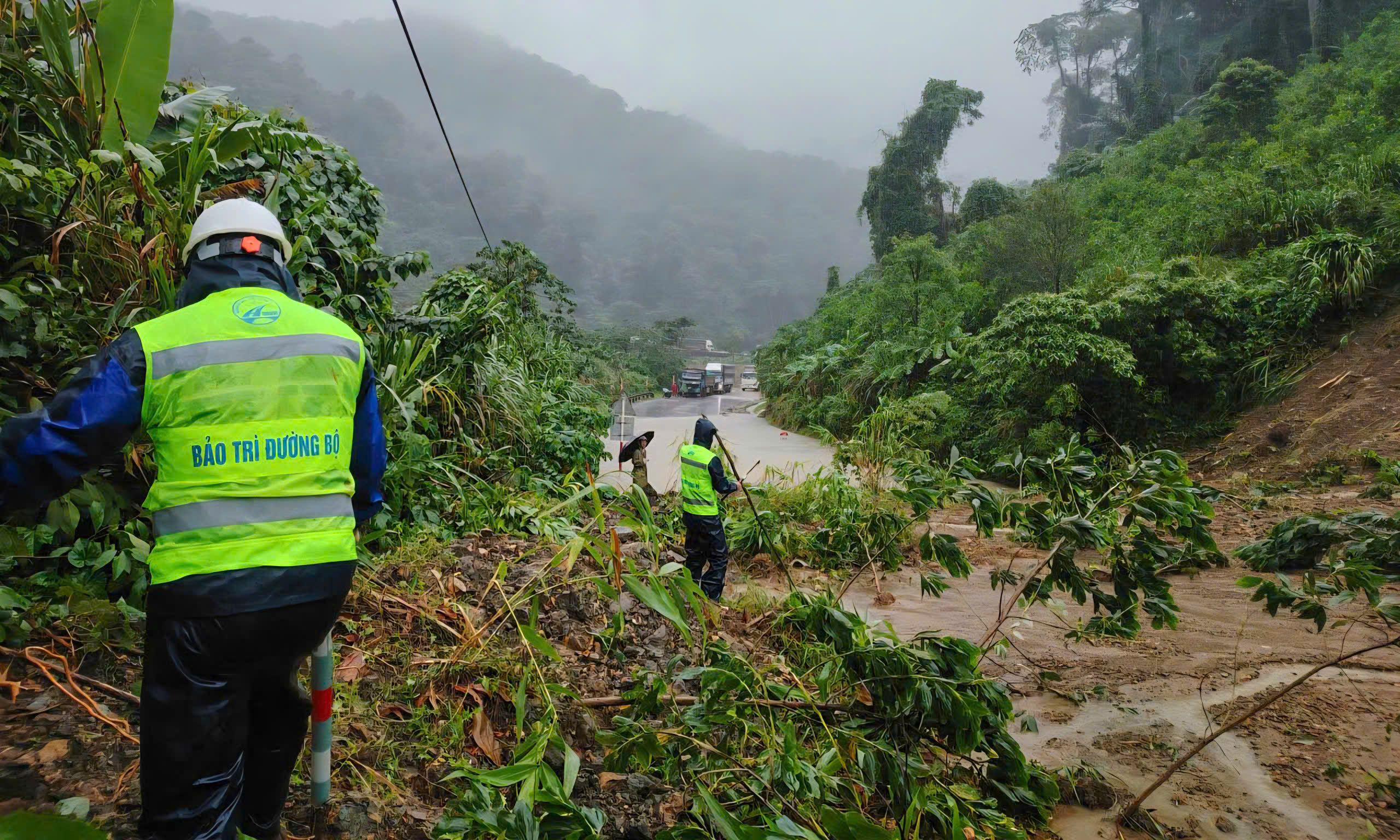 QL1A qua Đà Nẵng ngập sâu, đường Hồ Chí Minh tiếp tục sạt lở- Ảnh 4. QL1A qua Đà Nẵng ngập sâu, đường Hồ Chí Minh tiếp tục sạt lở- Ảnh 4.