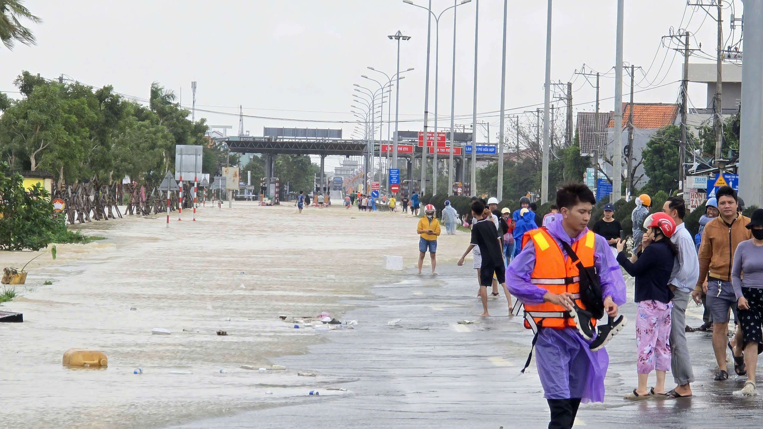 QL1A qua Đà Nẵng ngập sâu, đường Hồ Chí Minh tiếp tục sạt lở- Ảnh 7. QL1A qua Đà Nẵng ngập sâu, đường Hồ Chí Minh tiếp tục sạt lở- Ảnh 7.