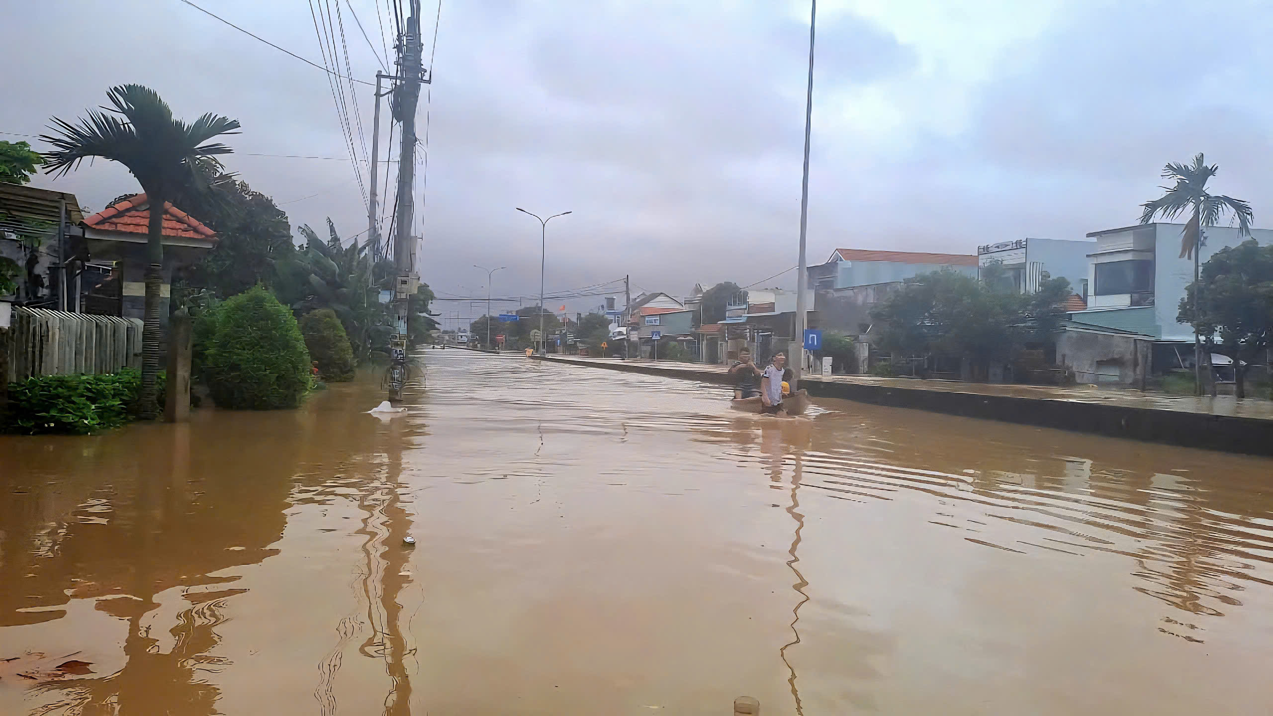 QL1A qua Đà Nẵng ngập sâu, đường Hồ Chí Minh tiếp tục sạt lở- Ảnh 9. QL1A qua Đà Nẵng ngập sâu, đường Hồ Chí Minh tiếp tục sạt lở- Ảnh 9.