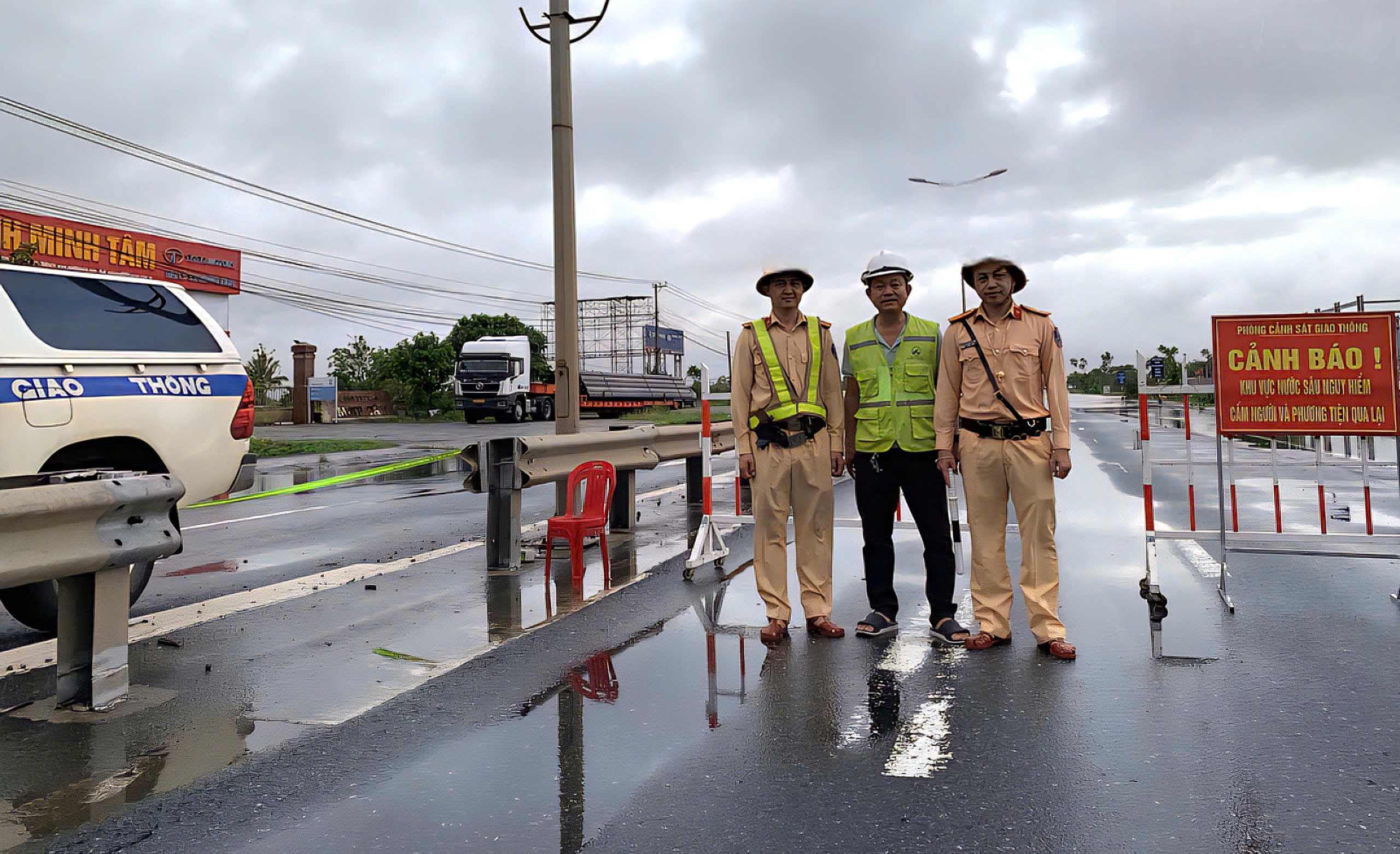 QL1A qua Đà Nẵng ngập sâu, đường Hồ Chí Minh tiếp tục sạt lở- Ảnh 10. QL1A qua Đà Nẵng ngập sâu, đường Hồ Chí Minh tiếp tục sạt lở- Ảnh 10.