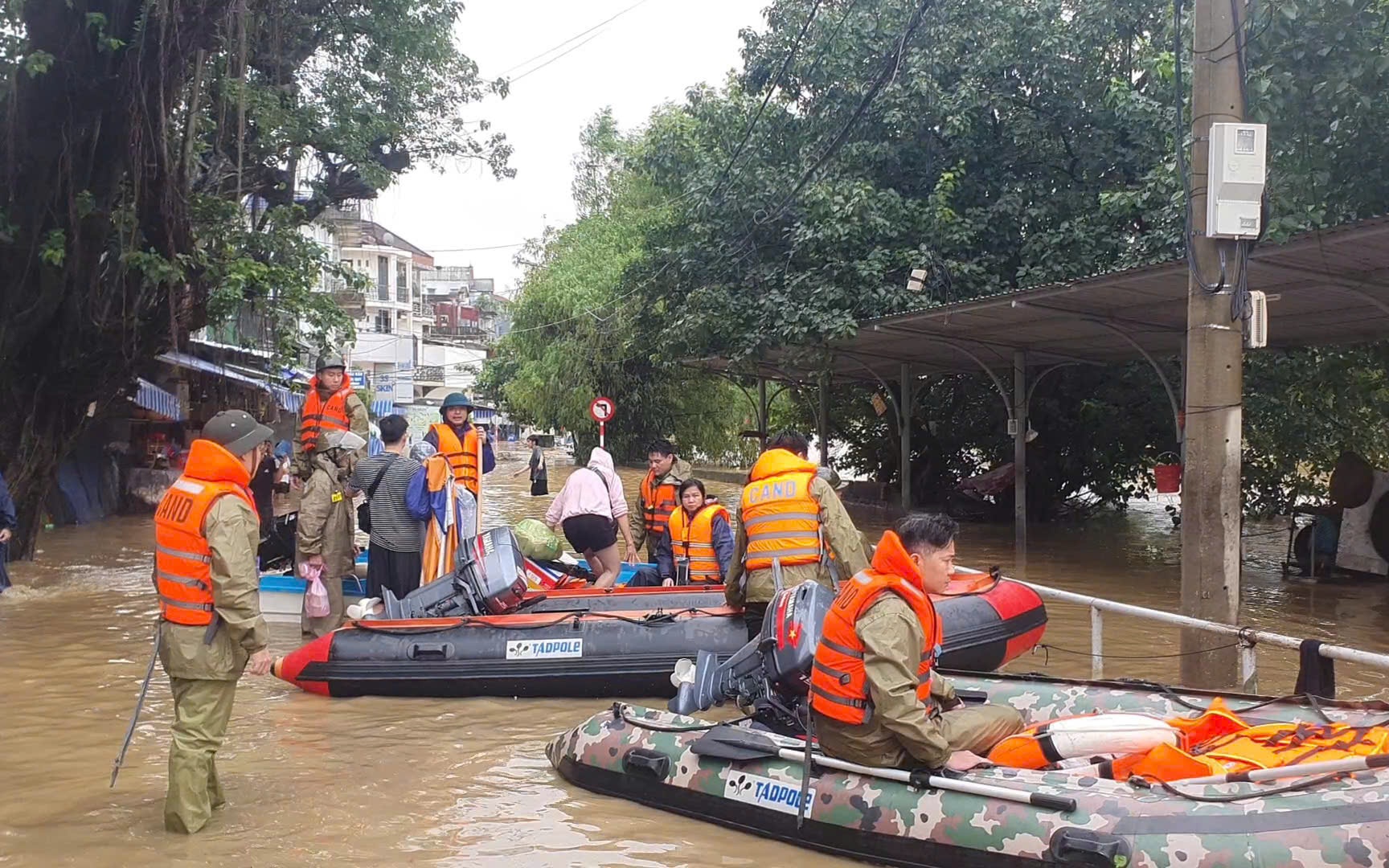 Huế: 35 nghìn ngôi nhà chìm trong 'biển nước', giao thông chia cắt
