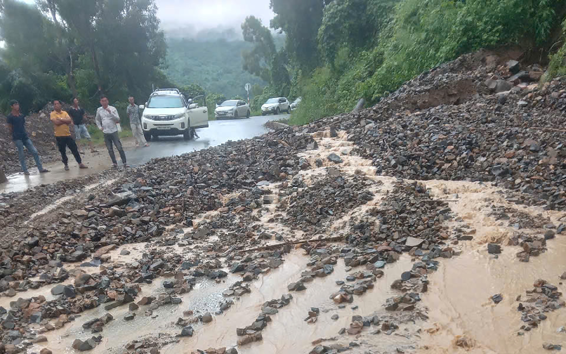 Bộ đội Biên phòng Khánh Hòa đưa người dân bị cô lập do mưa lớn đến nơi an toàn- Ảnh 3. Khánh Hòa: Sạt lở tuyến độc đạo lên các xã miền núi Khánh Sơn