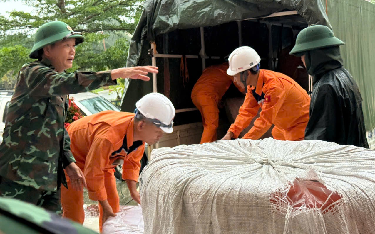 Phó Thủ tướng Trần Hồng Hà chỉ đạo ứng phó, khắc phục hậu quả mưa lũ tại Huế- Ảnh 5. Cứu trợ khẩn cấp hàng trăm áo phao, phao bè cho người dân Huế trong mưa lũ