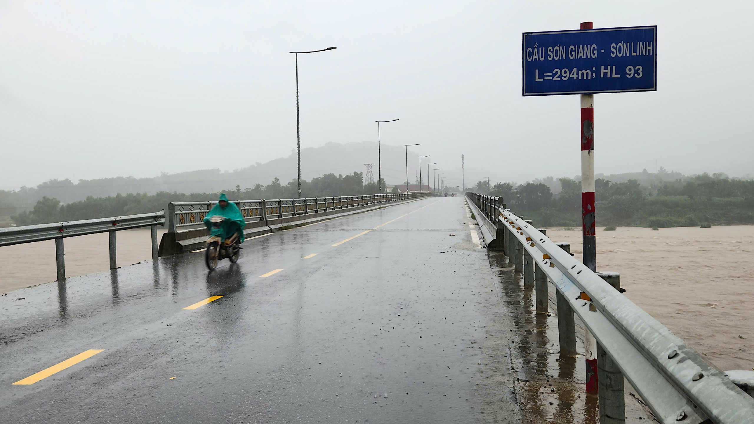 Những cây cầu vững chãi giúp người dân miền núi Quảng Ngãi vượt lũ an toàn- Ảnh 2. Những cây cầu vững chãi giúp người dân miền núi Quảng Ngãi vượt lũ an toàn- Ảnh 2.