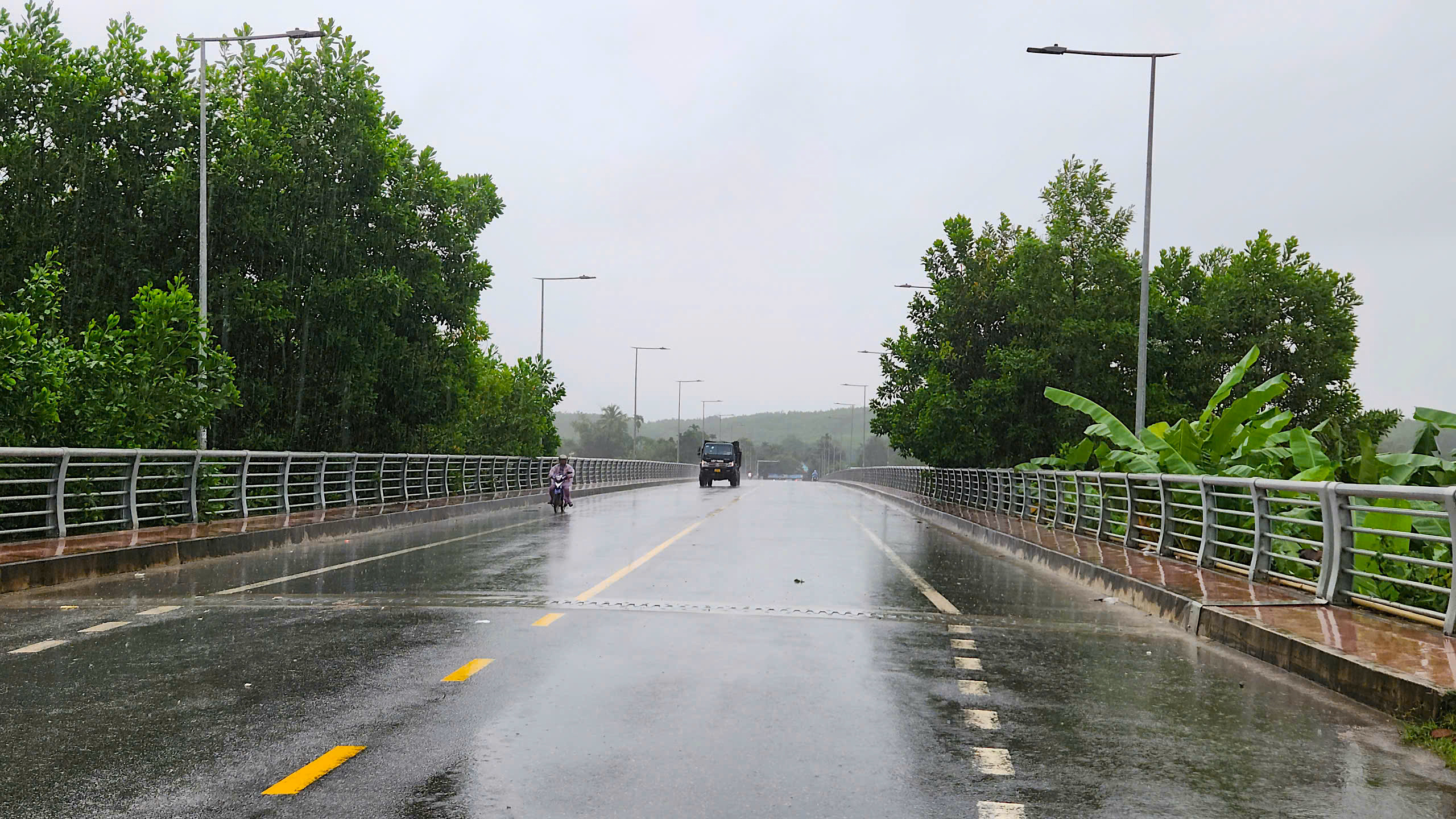 Những cây cầu vững chãi giúp người dân miền núi Quảng Ngãi vượt lũ an toàn- Ảnh 7. Những cây cầu vững chãi giúp người dân miền núi Quảng Ngãi vượt lũ an toàn- Ảnh 7.