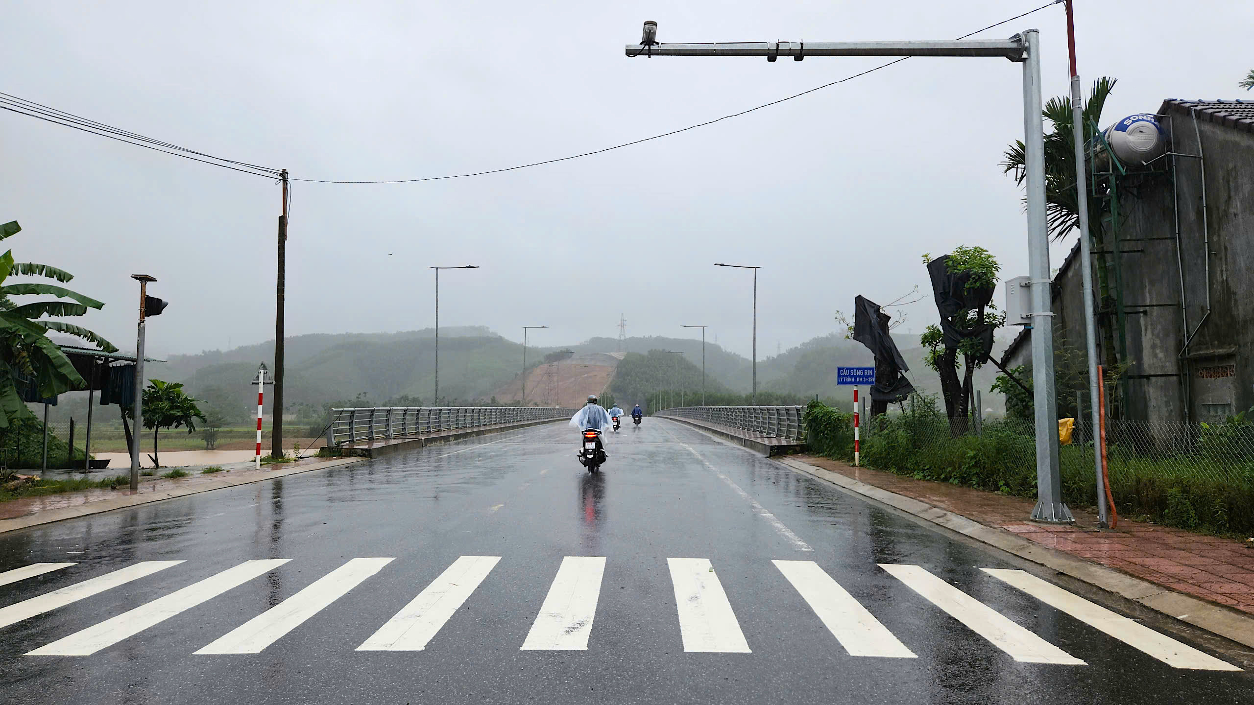 Những cây cầu vững chãi giúp người dân miền núi Quảng Ngãi vượt lũ an toàn- Ảnh 8. Những cây cầu vững chãi giúp người dân miền núi Quảng Ngãi vượt lũ an toàn- Ảnh 8.